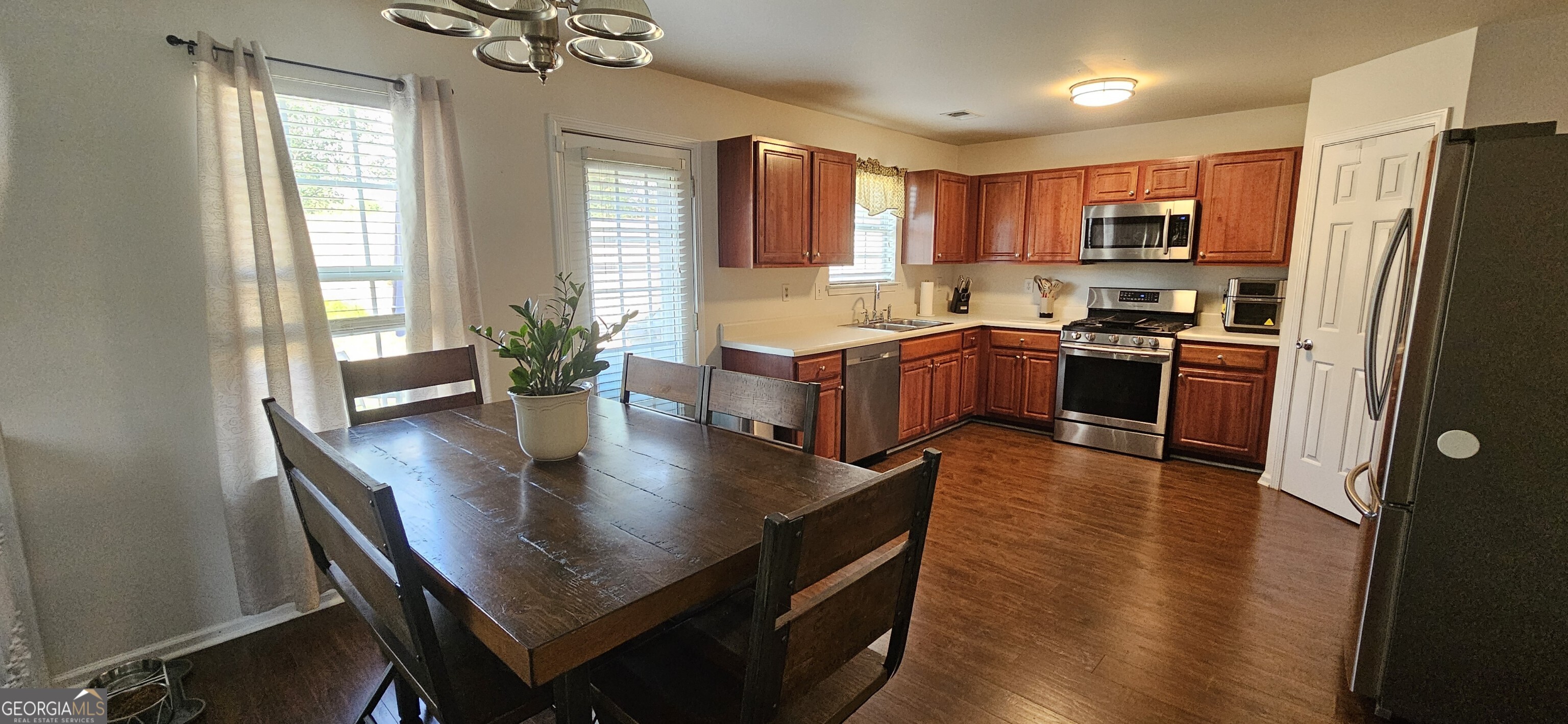 Snellville, Georgia 30078, United States, 4 Bedrooms Bedrooms, ,3 BathroomsBathrooms,Residential,Pending,41125