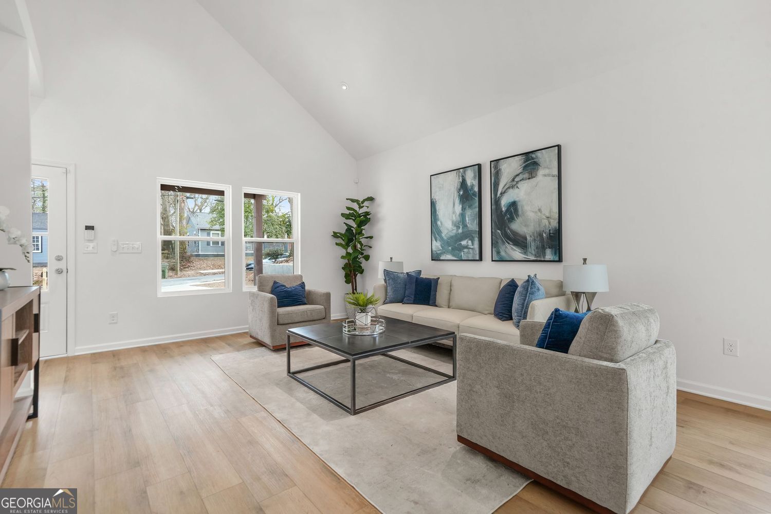 672 Commercial AVE NW