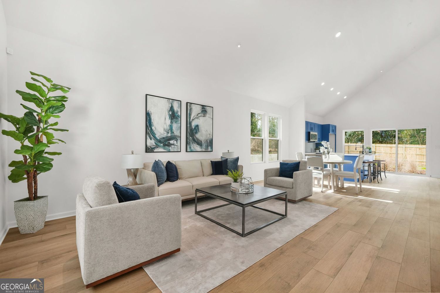 672 Commercial AVE NW