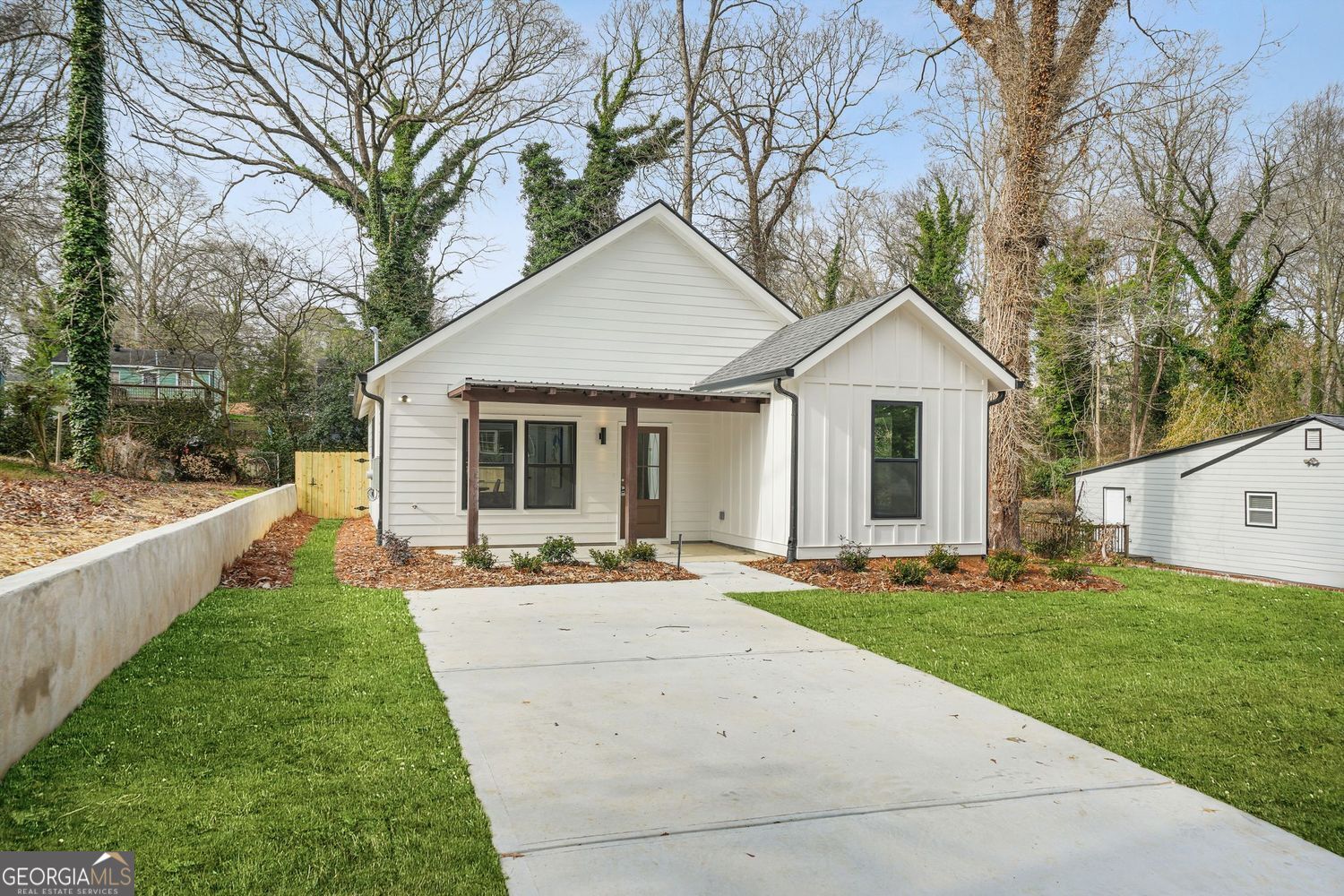 672 Commercial AVE NW