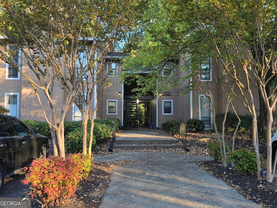 1 bedroom 1 bathroom ground floor unit in East Cobb. Bright open floor plan features living/dining room with bonus sunroom or home office. Large bedroom. Kitchen has been updated with new cabinets & granite countertops. Community Pool & Tennis Courts. Close to The Battery, Cumberland Mall, easy access to Express Lanes & I-75/I-285.