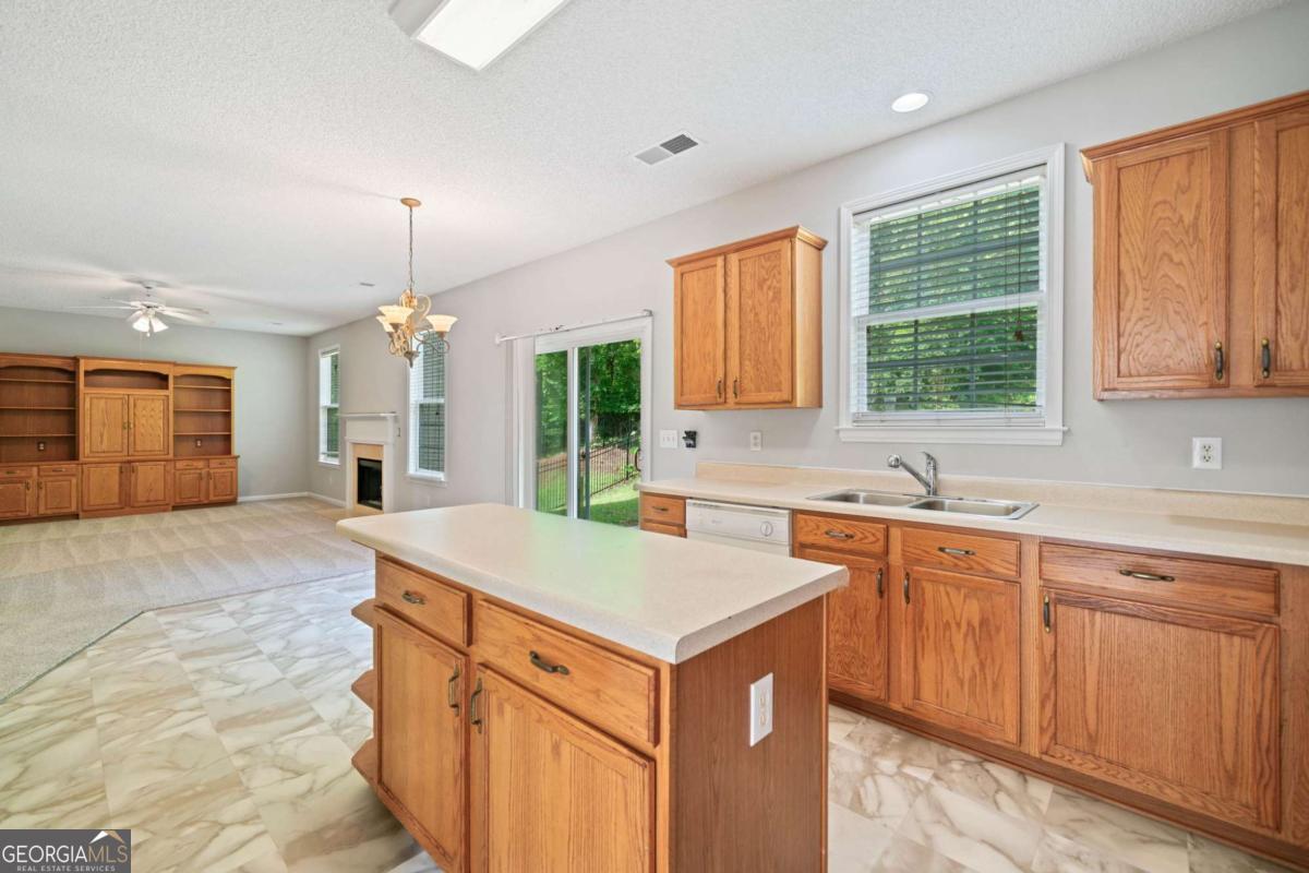 4405 Feather WAY