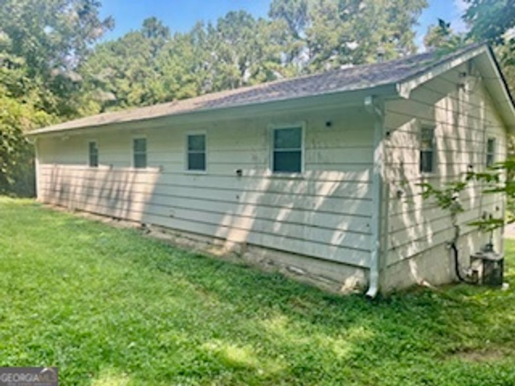 Photo of 5552 Lakeside Drive, Union City, GA 30291 (MLS # 10631892)