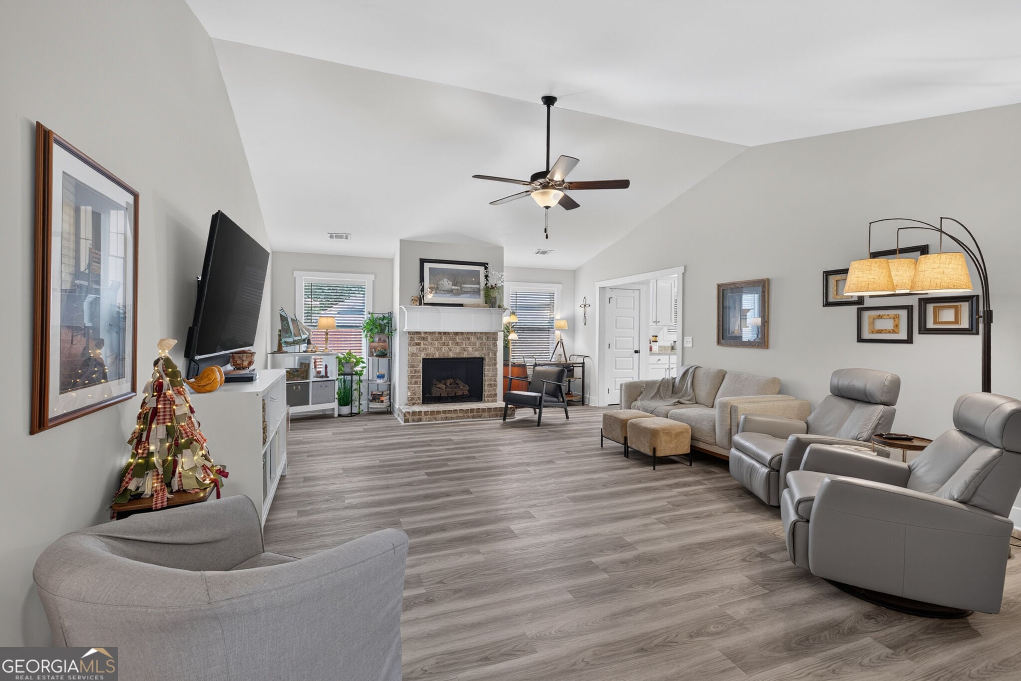 1093 Jeannine LN