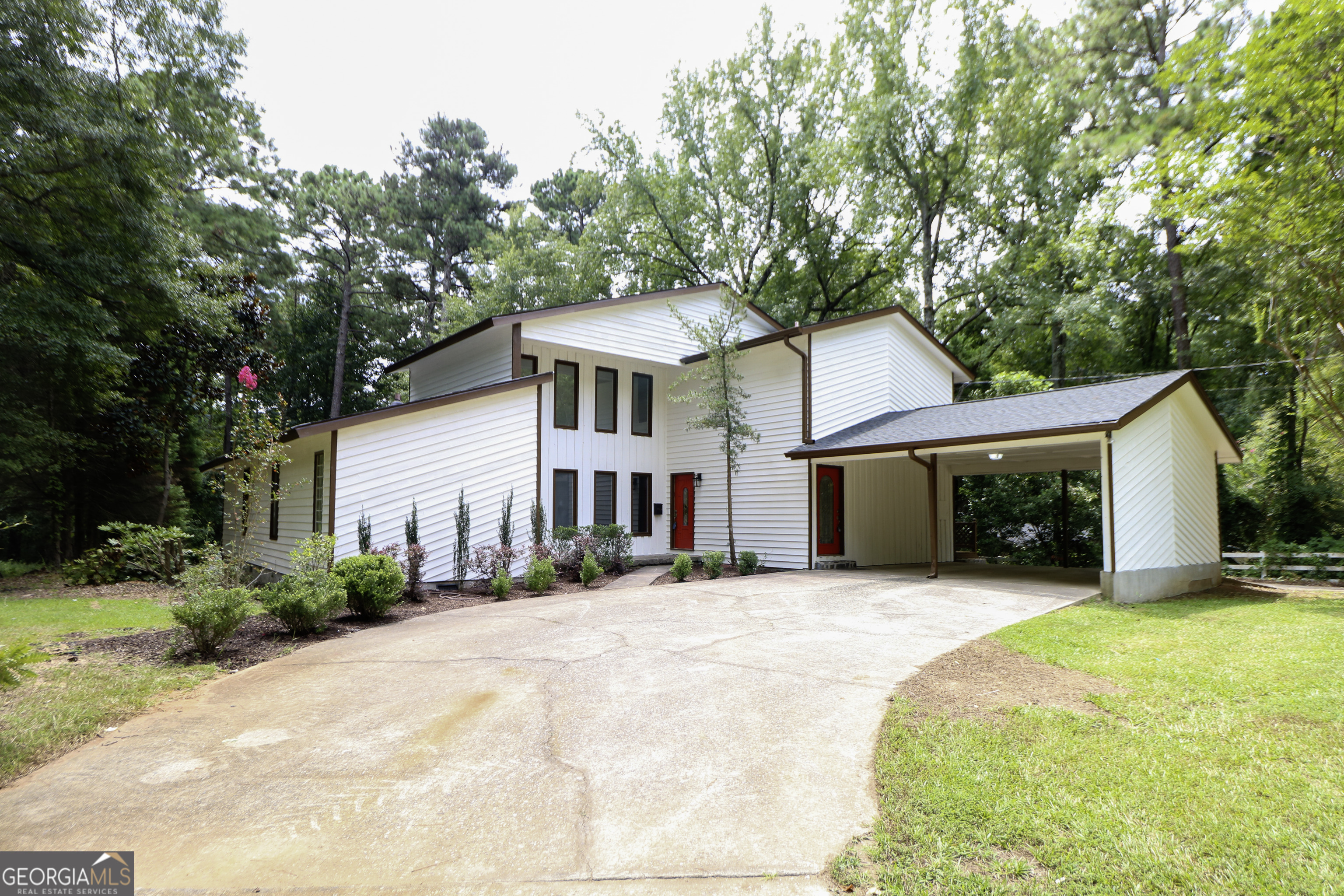 Beautiful 2 story home that has been renovated. Featuring 4 bedrooms, 3 full baths, large sunroom off of the kitchen, with a huge deck for entertaining! LVP flooring in the main areas and master bedroom, carpet in the other bedrooms and upstairs. Master bedroom on the main level; beautiful on-suite with a gorgeous soaking tub. New roof and stainless appliances. Freshly painted inside and out. Beautiful 1 acre lot that's convenient to I75 and shopping. Hurry to see house that you can call your new home!
