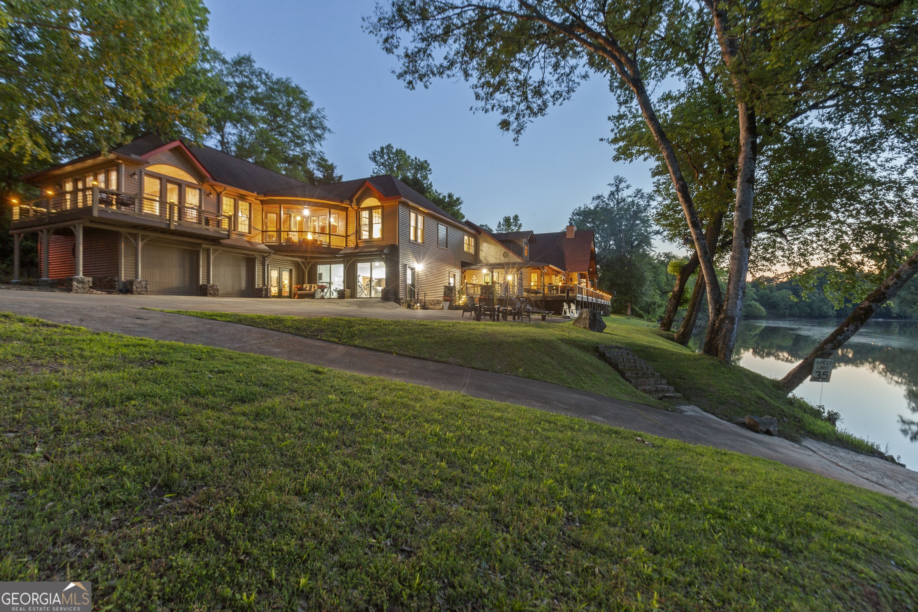 Kingston, Georgia 30145, United States, 6 Bedrooms Bedrooms, ,7 BathroomsBathrooms,Residential,Active,56165