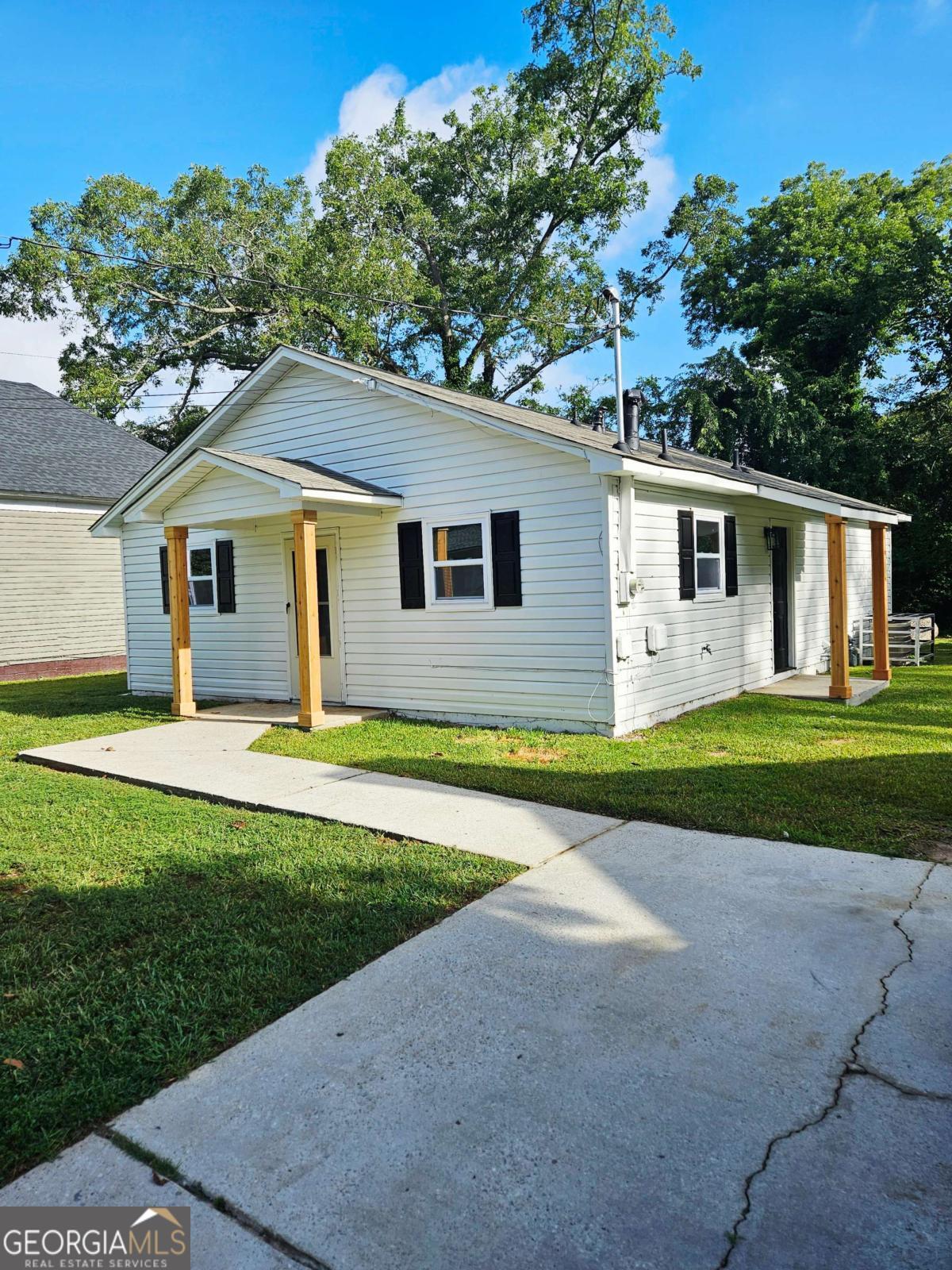 The total package wrapped in a bow has been delivered to the Griffin real estate market. Inside is this fully renovated, spacious 3-bedroom, 1-bath ranch-style home. Brand-new luxury vinyl plank flooring and brand-new carpet in all three bedrooms. Not to mention the spectacular granite countertops in the kitchen and bath. Forget about shopping for appliances because this one comes with a brand new refrigerator and stove. Here's the bow...with a full price offer, and the seller will pay some closing costs and prepaid 1-year home warranty.