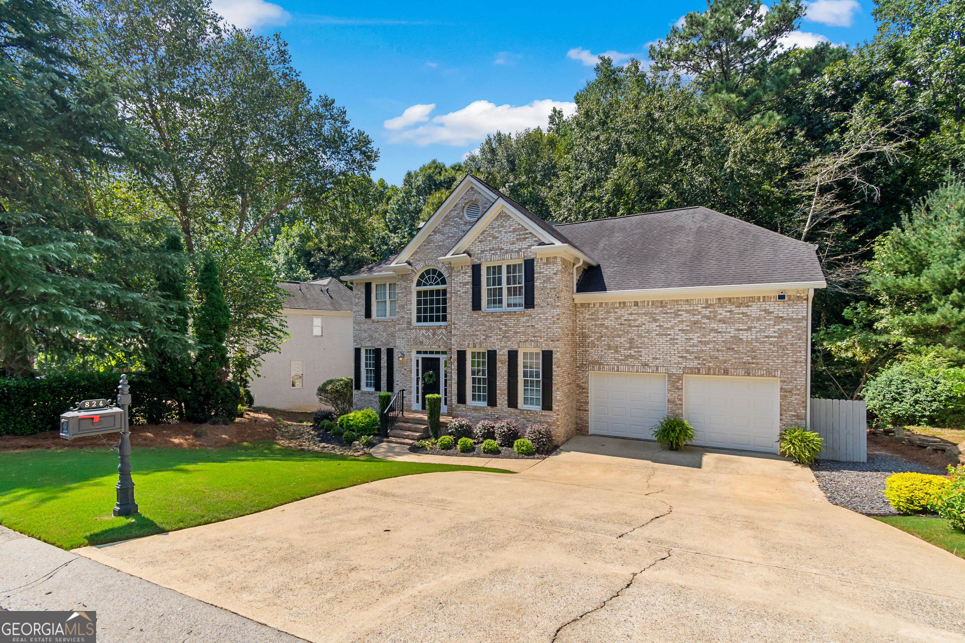 824 Hillcrest LN