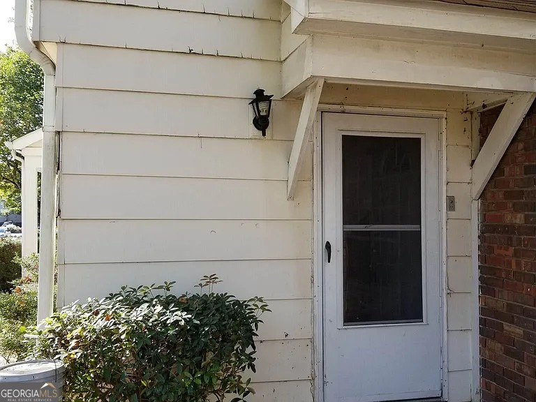 Tenant in place. Please DO NOT disturb tenant. Please contact agent Lakeisha Powell 404 512-7670 for all showings. Property is only available for showing during due diligence period.