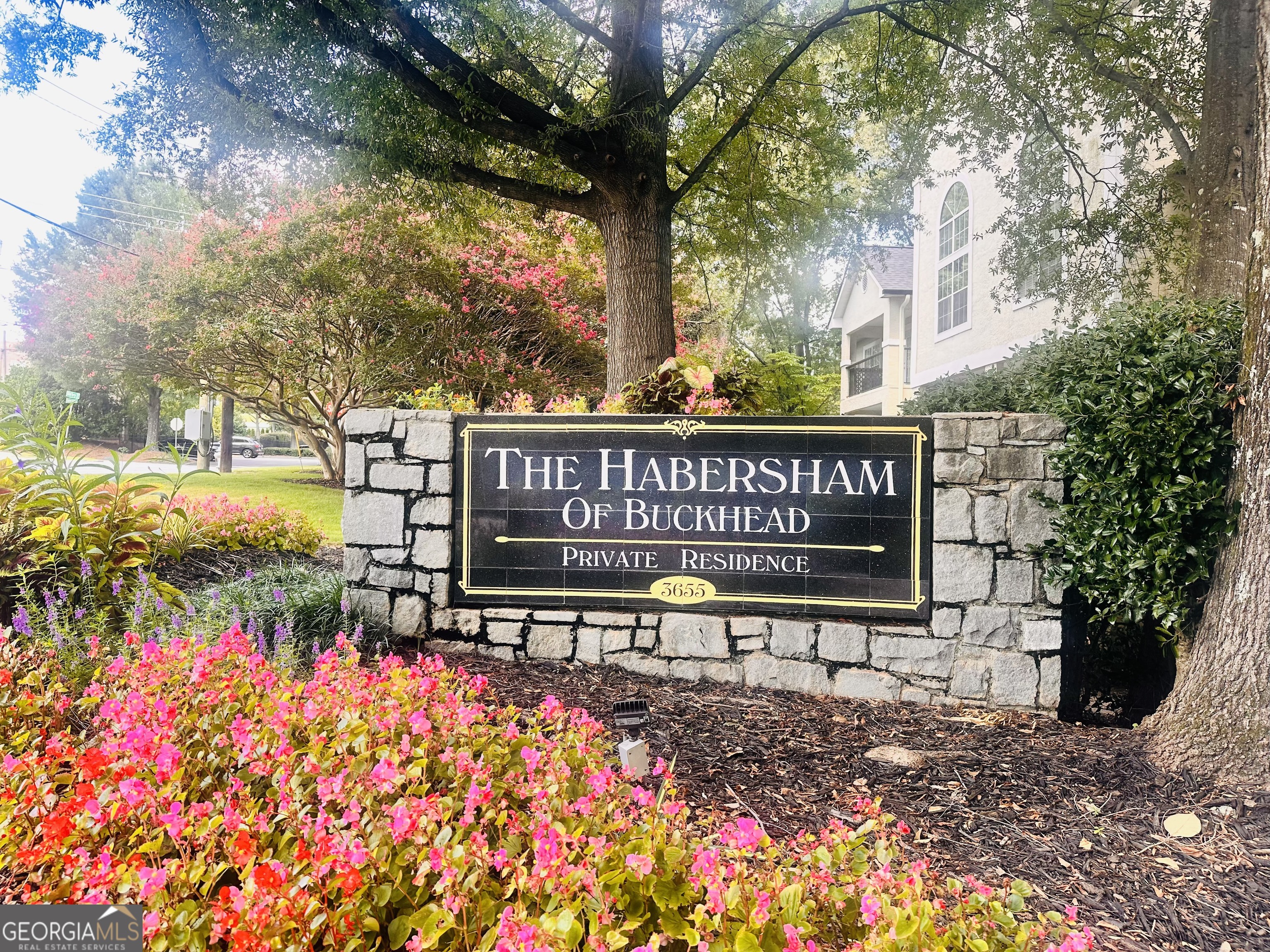 GREAT LOCATION IN BUCKHEAD! Close to Chastain Park, Hal's, Bar Taco, Superica and Johnny's Hideway. This beautiful cozy 1BD/1BA unit features open concept living, smooth ceilings and walk out balcony. Apartment has 1 assigned covered parking spot. Great amenities with beautiful pool & gym! FANNIE MAE and FREDDIE MAC Approved. Great investment again great location! FOR LEASE ALSO, CALL FOR MORE INFORMATION.