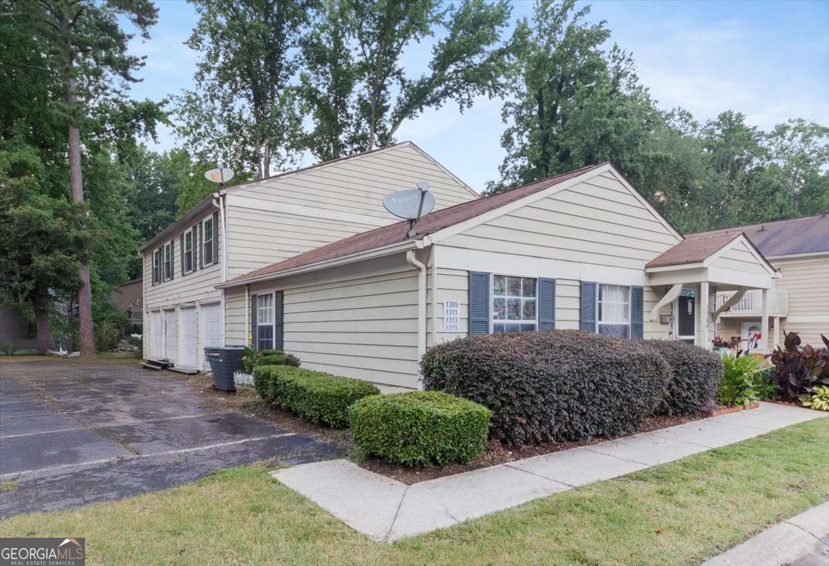 Charming and bright 2bedroom condo is nestled in a quiet community in prime Marietta area near Lockheed. This home boasts an open floor plan with wood floors though out, a spacious great room, dining room, breakfast bar, a private balcony and garage. Easy access to shopping, dining and the battery entertainment district. Don't miss out on this conveniently located fantastic opportunity. Enjoy your weekends while the HOA maintains the exterior of this home. Buyer's financing fell through.