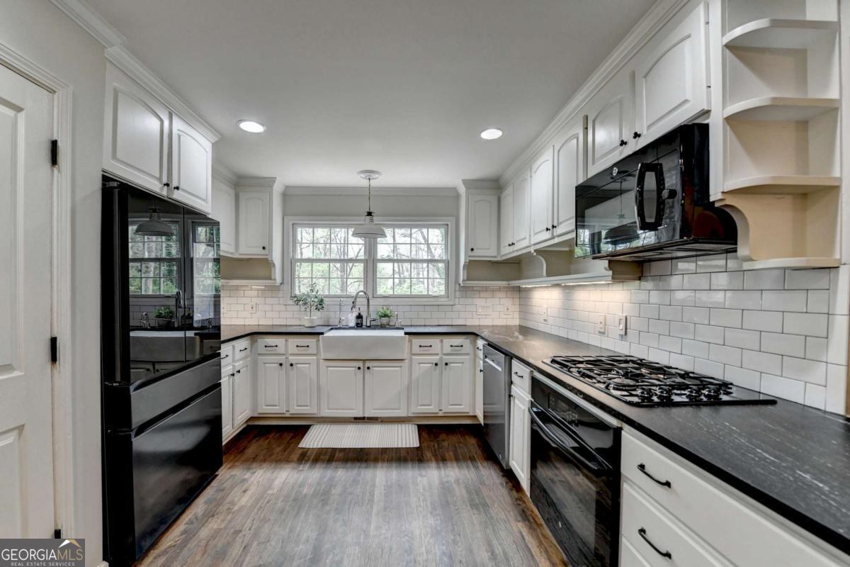 443 Lakeshore DR