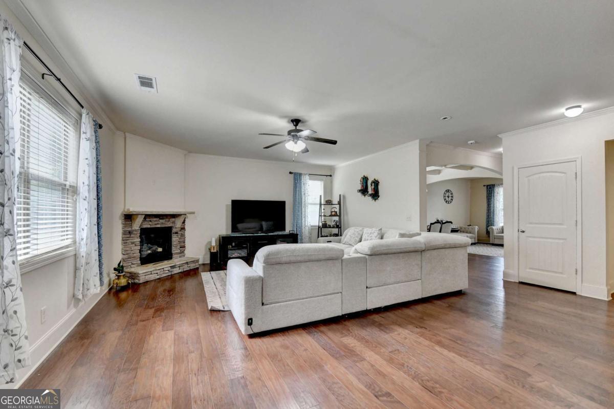 5705 Aspen DR