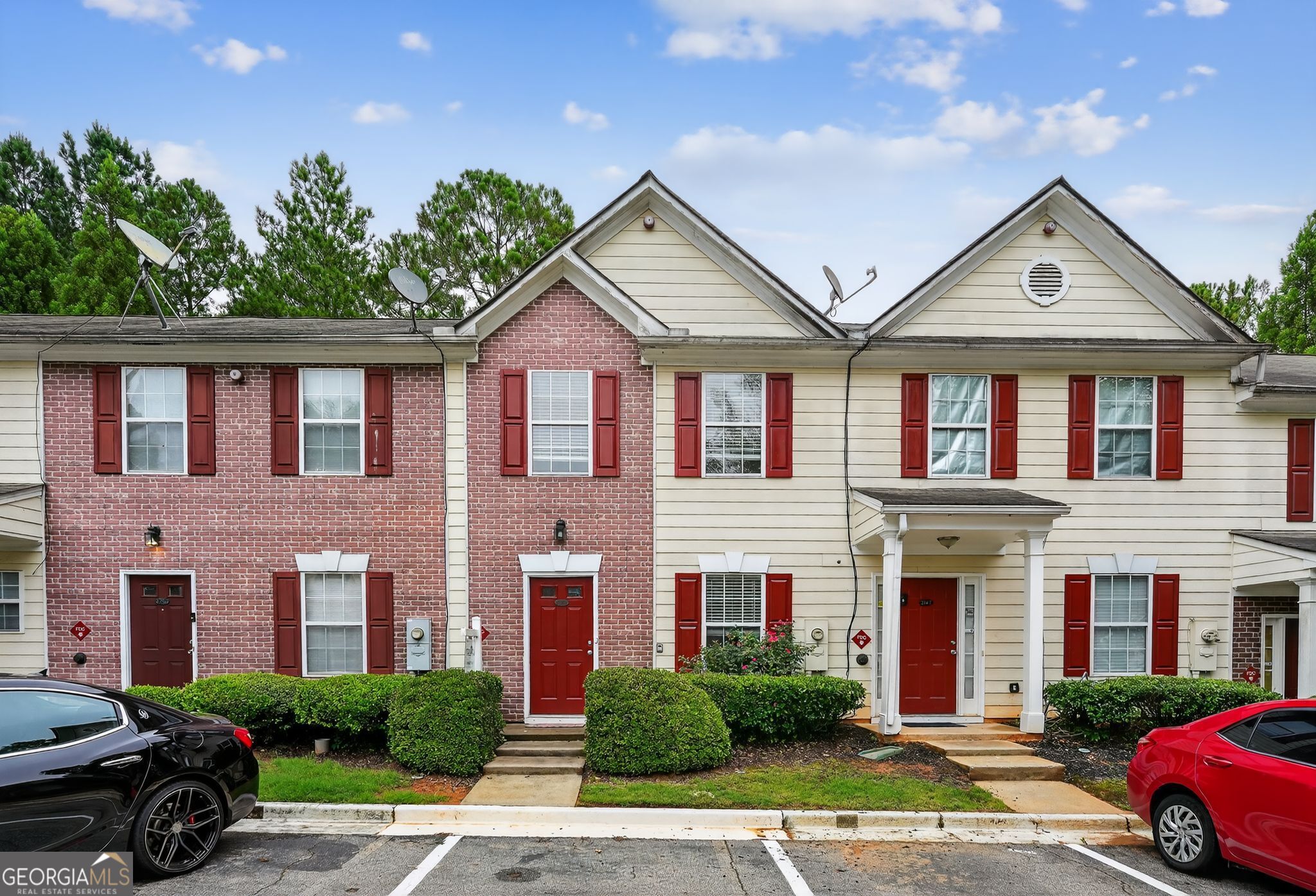Spacious 2-bedroom, 2.5-bath townhome with an open layout and private baths for each bedroom. Features include a functional kitchen with ample storage, a dedicated dining area, and a cozy living room with fireplace. Enjoy the private patio and convenient location near shops, dining, and major roads.