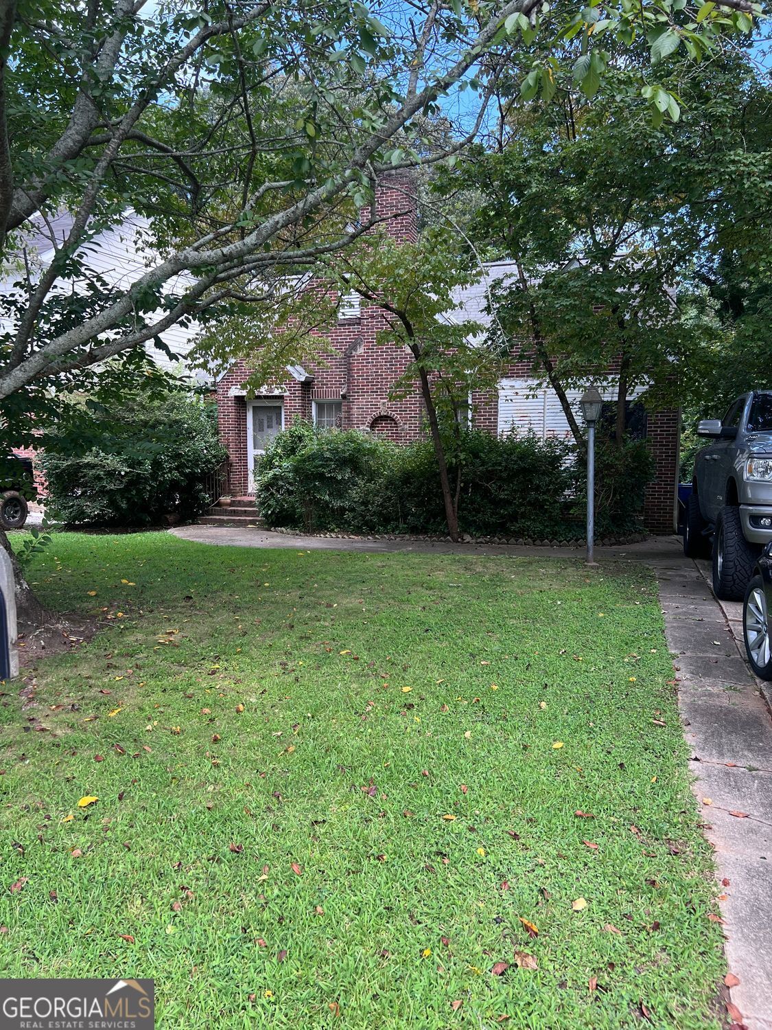 This property is located right in the heart of the transitional zipcode of 30311 of Cascade and two blocks from resturants, galleries, entertainment, & nightlife. This home has enormous potential but needs a complete rehab. Five bedrooms, 3 full baths, Living Room formal dining room, kitchen, even the basement has a bedroom and full bath. Agents please bring a flashlight even though all utilities are on. Priced well below what ARV should be.