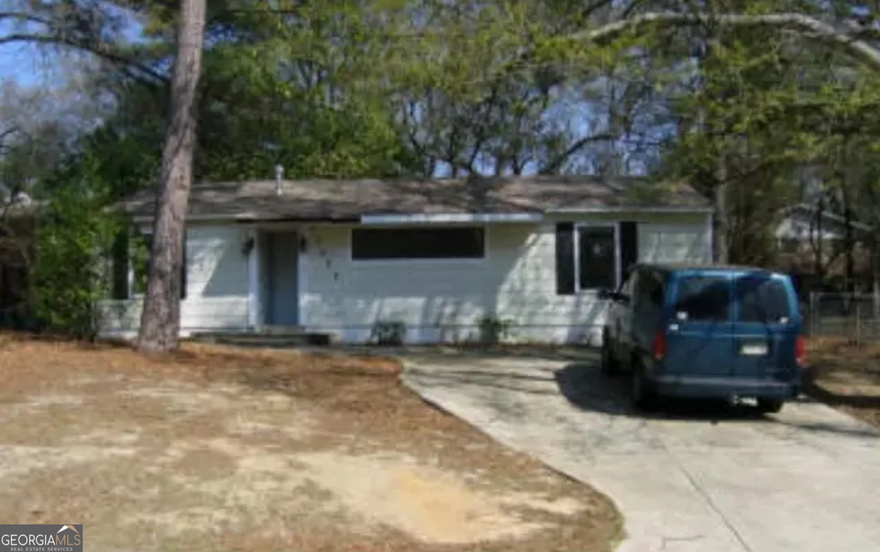 Tenant in place. Please DO NOT disturb tenant. Please contact agent Lakeisha Powell 404 512-7670 for all showings. Property is only available for showing during due diligence period.