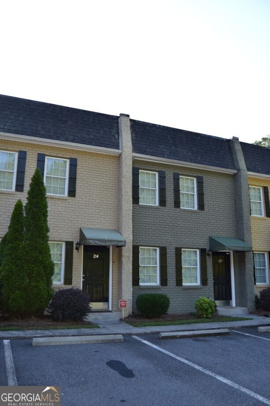 MOVE IN SPECIAL $500 OFF First Month Rent!  Great Location in Marietta!  Close to the Square for Good Restaurants, Shopping and More.  Enjoy Quiet Neighborhood with Nice Neighbors. Newly Renovated with all Easy to Clean Hardwood Floors throughout the unit.  A Must Move In Today!