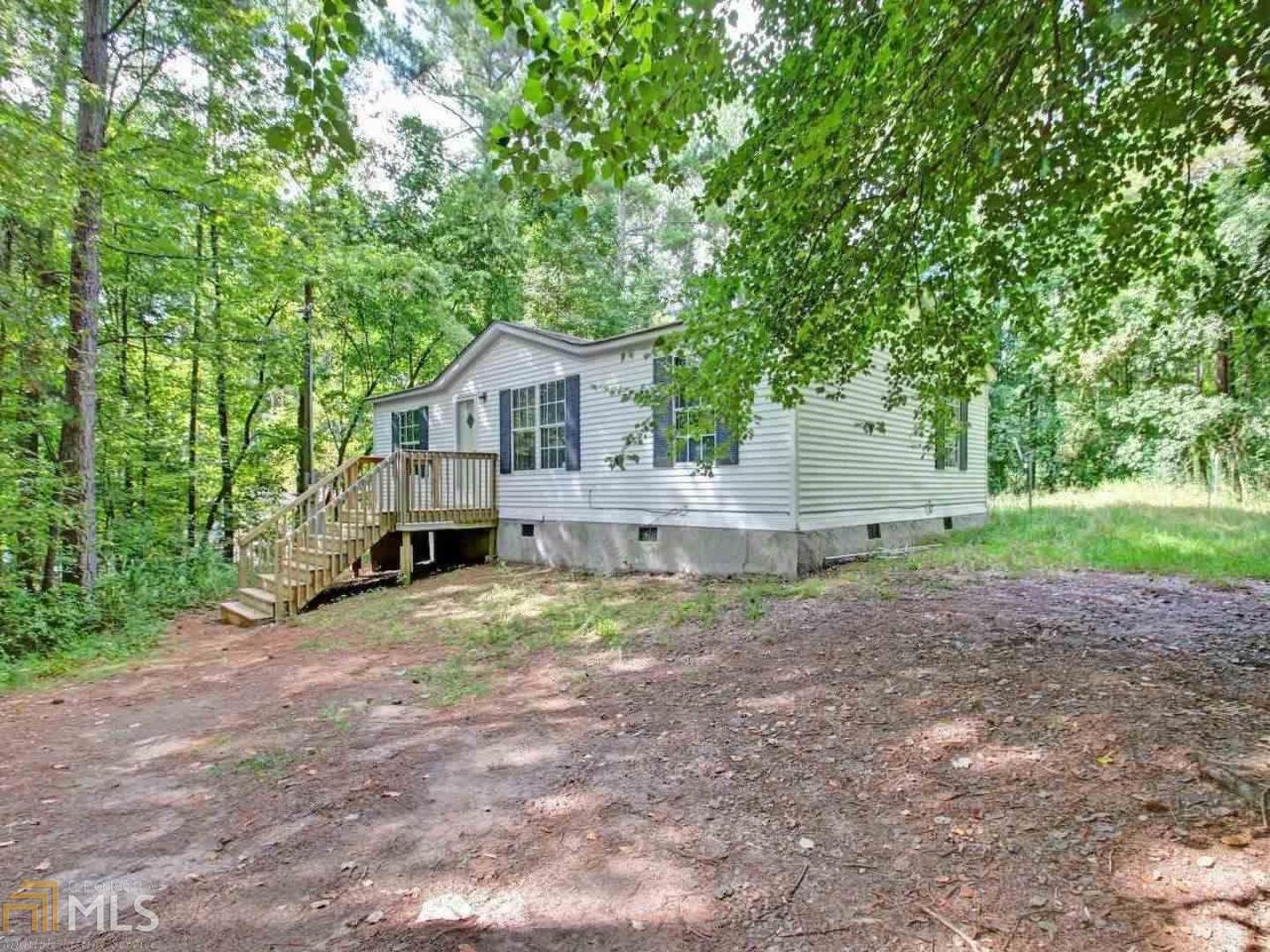 CUTE 3 BED/2 BATH HOME THAT IS LARGE AND SPACIOUS AND IS A MUST SEE. RECENTLY RENOVATED FEATURING A NEW KITCHEN, NEW CARPET, NEW PAINT, NEW FLOORING. 100% MOVE IN READY AND READY FOR A NEW FAMILY! COME SEE THIS ONE ASAP!