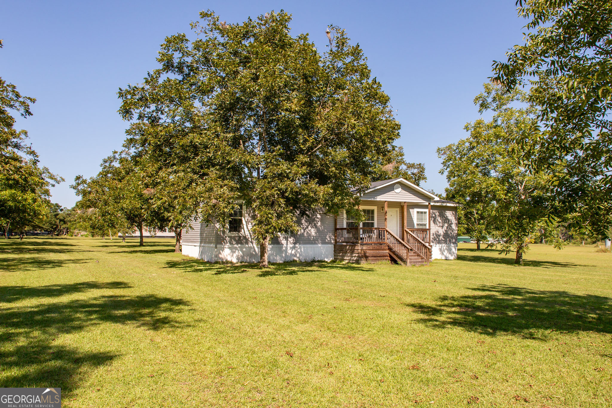 Beautiful property on Ware St in Blackshear featuring mature pecans trees, a front and back covered porch for relaxing and enjoying these crisp fall mornings and evenings, as well as a beautifully maintained home with 3 bedrooms, 2 baths and an open concept living area. The kitchen has a great sized island with counter height bar seating while the spacious dining area allows for a full sized table for your family and friends! Make an appointment to see this wonderful property now!
