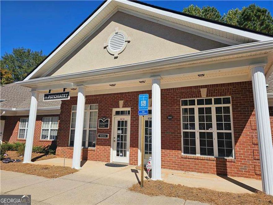 Nice space located in a prime area in Alpahretta, close to Avalon, GA 400 and right on Old Milton Pkwy. Perfect for a small business, medical office (excluding Primary Care due to mutual exclusion), insurance agency or any other small business.