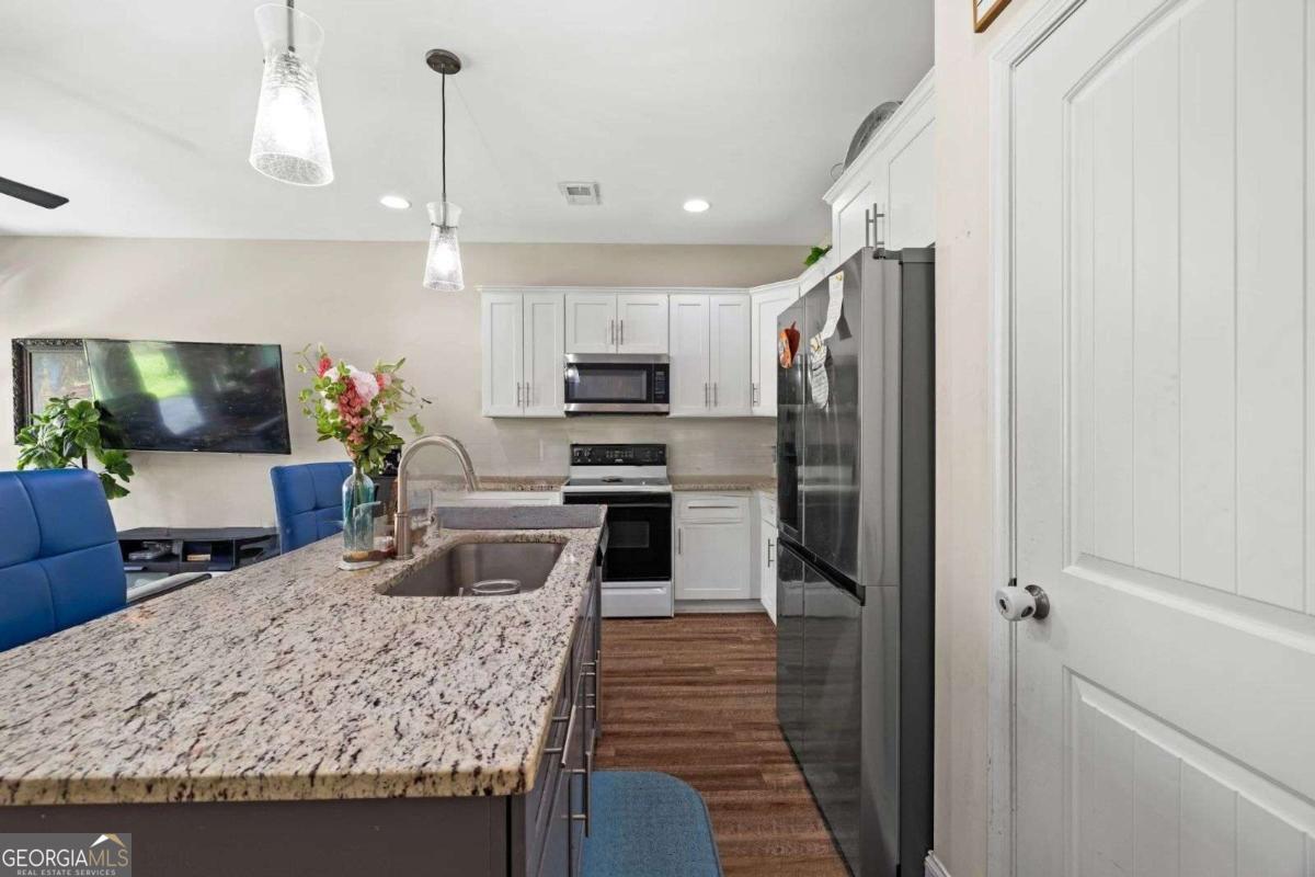 This 3 bedroom, 2.5 bath home in the Villas at Hood Park blends comfort, style, and convenience. The kitchen features an island, white shaker cabinets, granite countertops, and stainless-steel appliances, open to a bright living space ideal for entertaining. Upstairs you will find the primary suite, which offers a double vanity, separate tub and shower, and a walk-in closet. Two additional bedrooms share a full bath, with a half bath on the main level for guests. The fenced in backyard is perfect for pets, or for you and your family to relax. Located across from Hood Park with a stocked community lake and close to schools, shopping, dining, and I-515 for easy commuting.