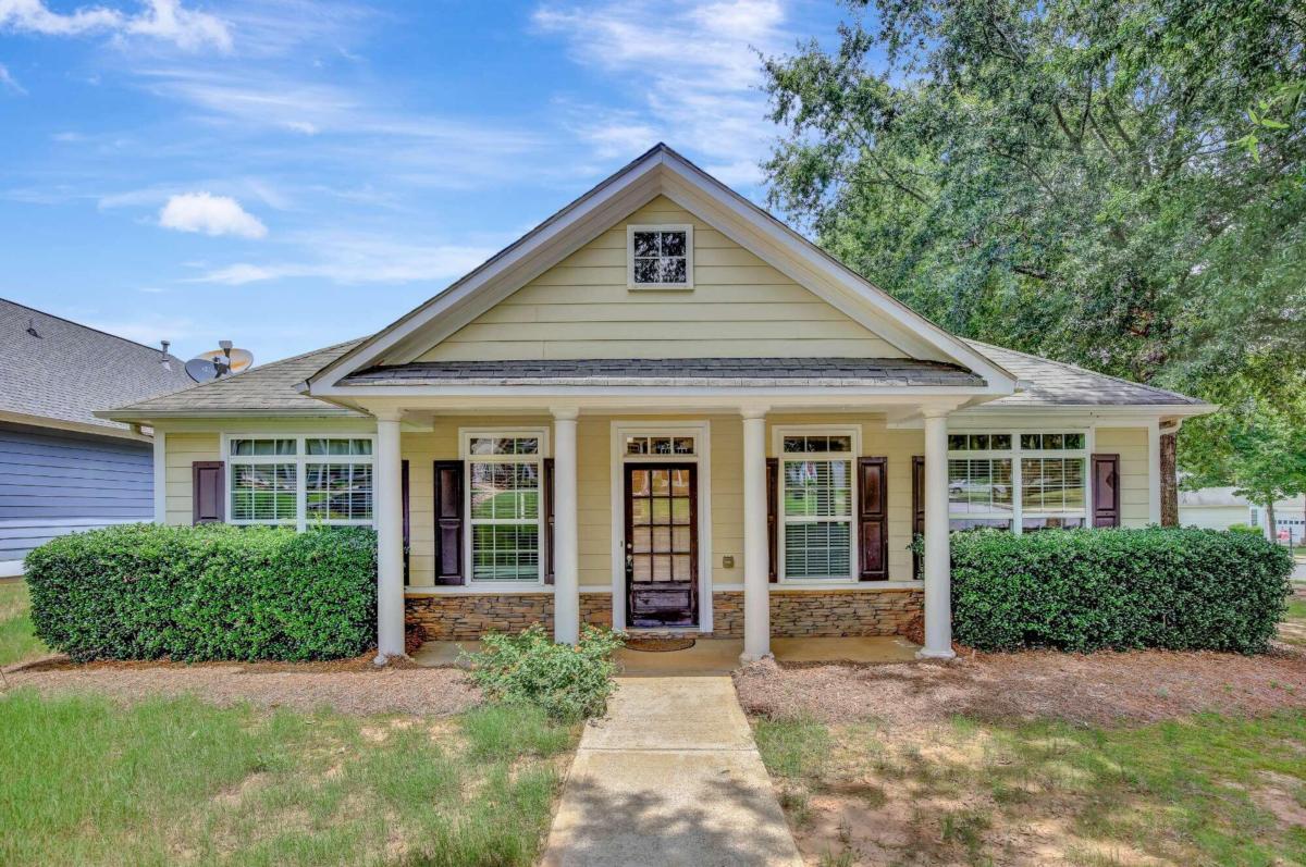 Open and airy 3 bedroom 2 bath ranch in sought-after SummerGrove subdivision. Walk to neighborhood swimming pool, playground and soccer field. Close to Newnan shopping and restaurants. Features include a see-through fireplace and sunroom.