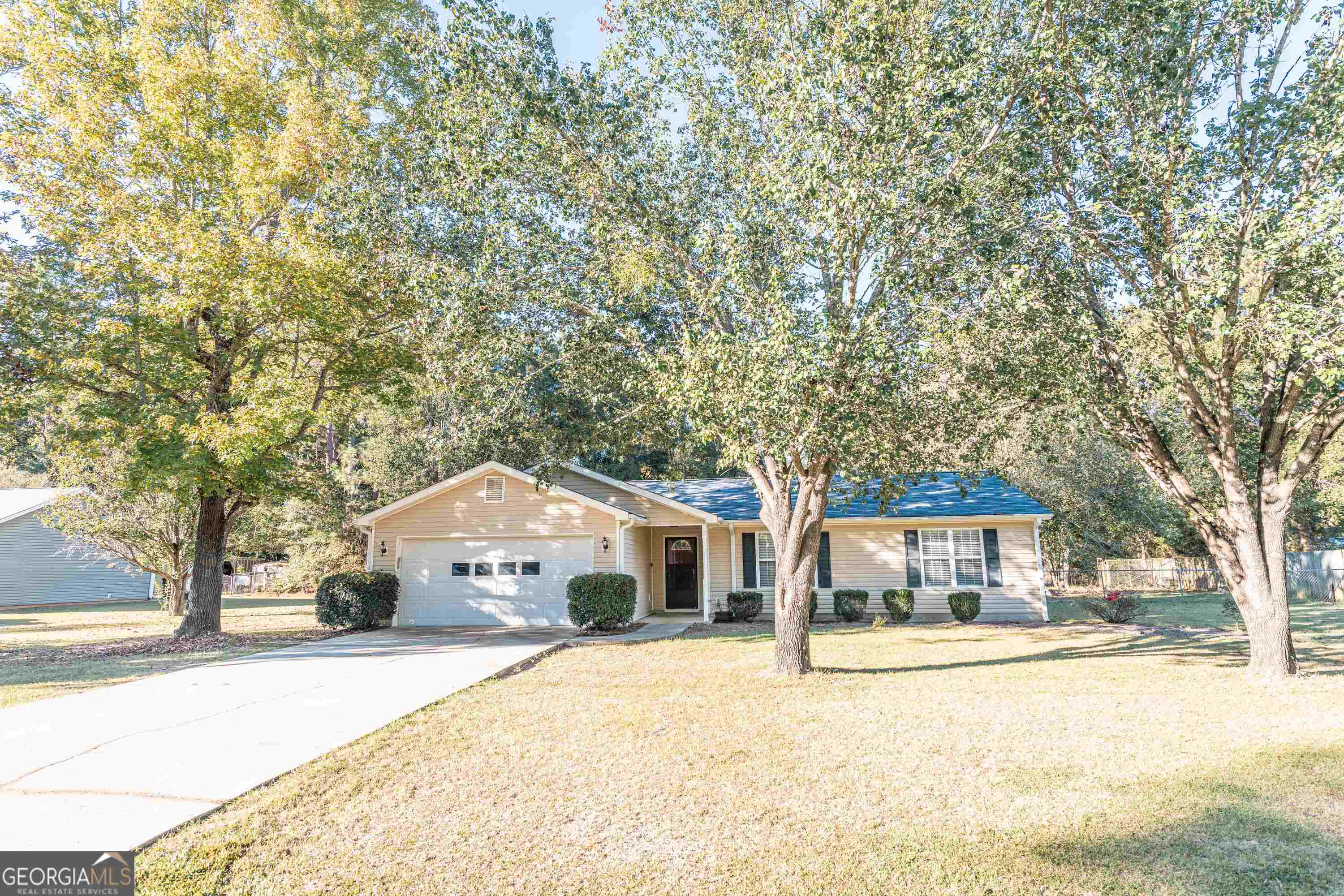 Oh my goodness! Stop what you are doing right now and make plans to come see this adorable ranch in the heart of Perry-dise. Zoned for Langston Elementary, Perry Middle, and Perry High - this house is located perfectly on a quiet cul de sac just minutes from downtown Kathleen or downtown Perry. 3 Bedrooms, 2 Bathrooms, large living/ dining area, 2 car garage, and almost half an acre. Great fenced backyard. Newer roof. Septic just recently pumped. Completely ready for new owners. OPEN HOUSE this Saturday 10/21/22 and Sunday 10/22/22 from 12 pm until 2 pm.