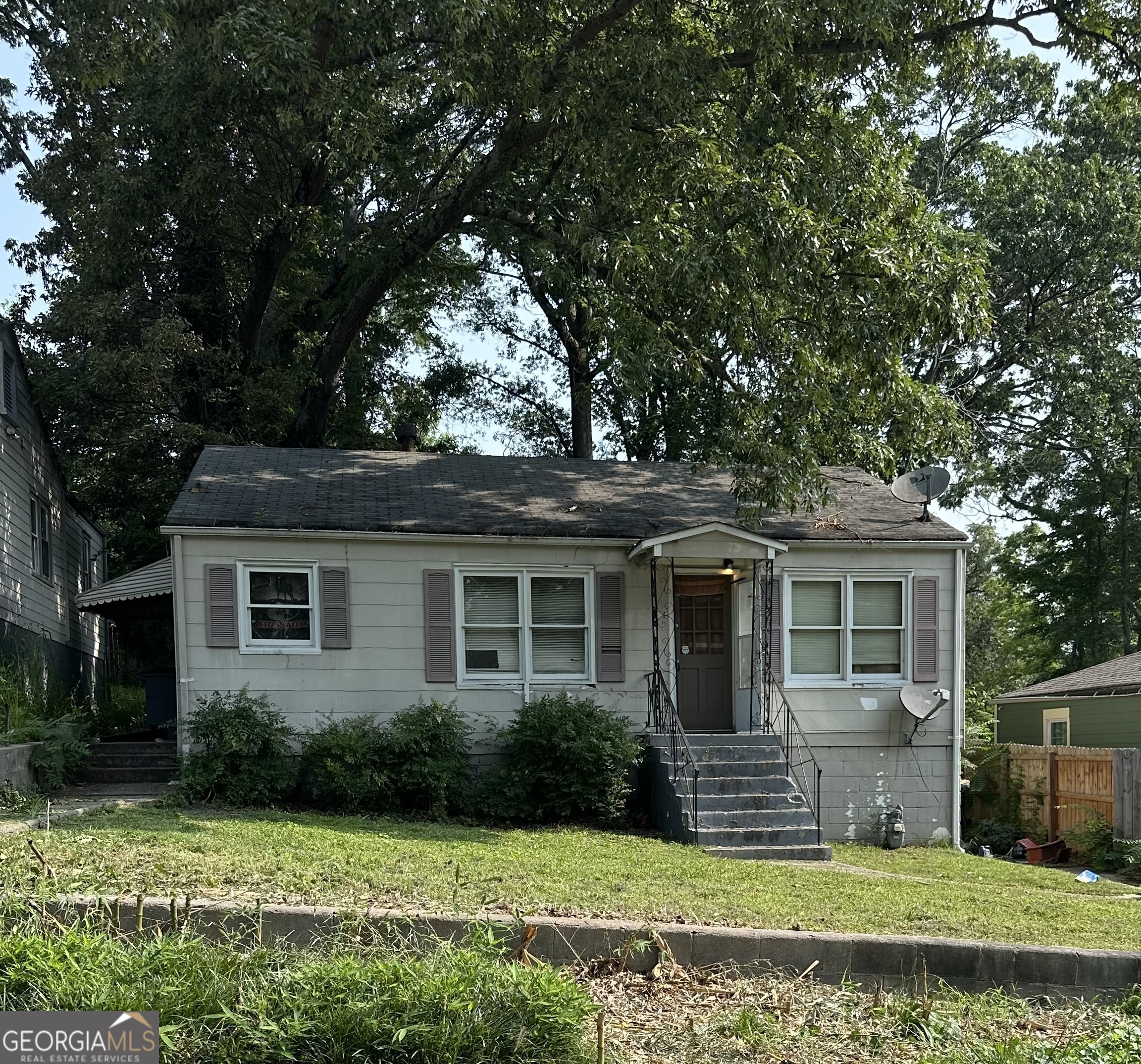 Ready to renovate bungalow on a great street. Three bedrooms one bath ready to make yours. Close to downtown Atlanta Porsche, Delta Air Lines, Woodward Academy, and all major highways.