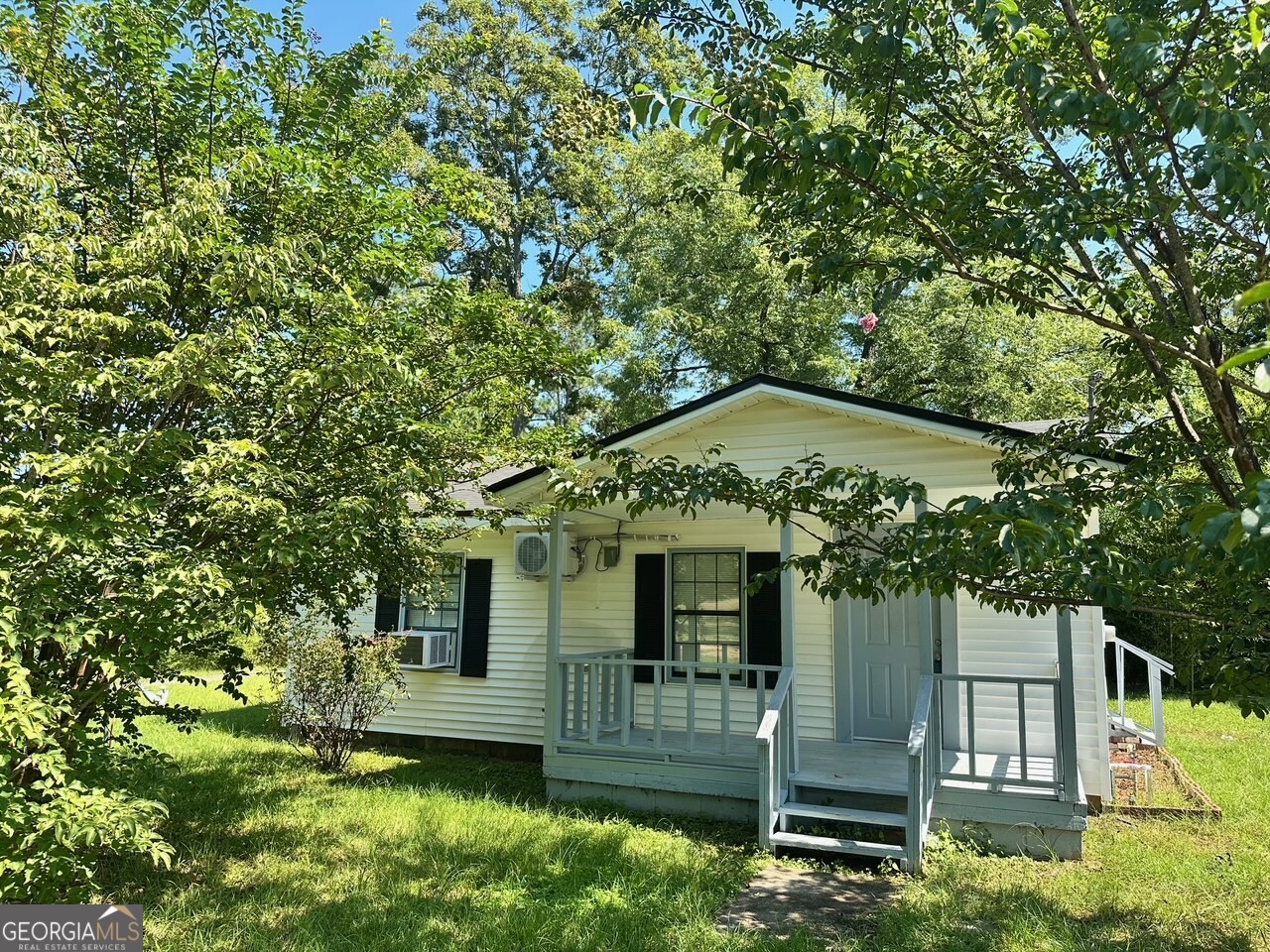 This 2 bedroom 1 bathroom home will be great for a first time homebuyer looking for a small starter home. It will also make an awesome investment opportunity in Fort Valley, GA. because it is only a few miles from Fort Valley State University. Home is being sold as is.