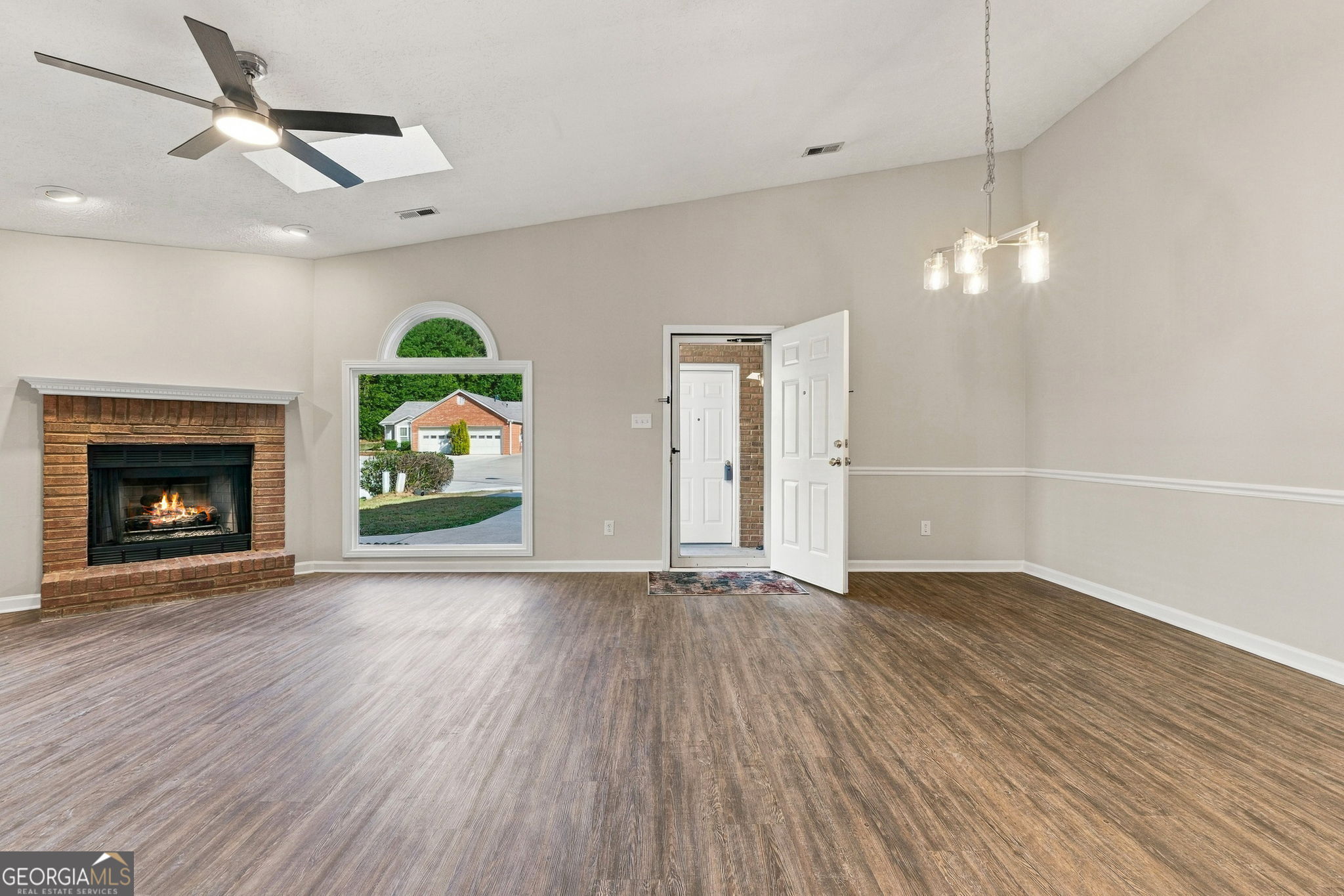 210 Courtyard LN