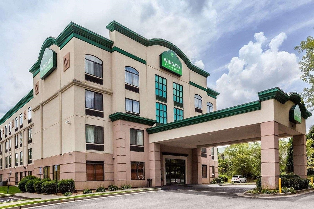 Located near Six Flags Over Georgia just off I-20 and I-285, minutes from Atlanta and Hartsfield/Jackson International Airport. The hotel is non-smoking and is near numerous businesses, including CNN, Coca-Cola, and the Home Depot.