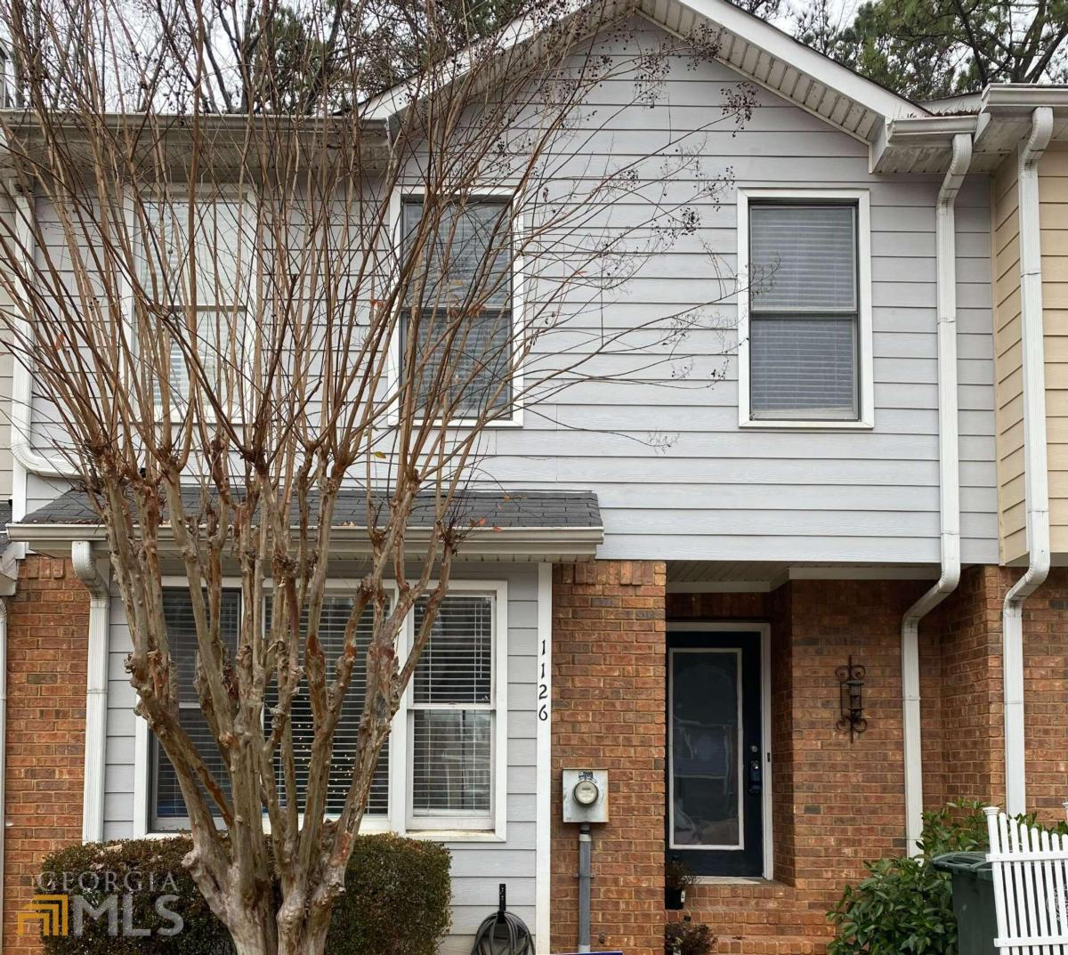 Are you that first time home buyer looking for an affordable home in a desirable location? Well you have found the right home! located in Kennesaw, Georgia literally three mins off of I-75 on the Wade Green exit sits a quiet community of beautiful and very spacious townhomes with great access to everything the city of Kennesaw has to offer. Only minutes away from over a hundred restaurants and the Kennesaw mall, this location puts you right in the middle of the action. Also being within very close proximity to I-75 this puts you within minutes of the word famous water park Six Flags White Water Over Georgia. The owner is very motivated so hurry and take advantage of this very rare opportunity!!!
