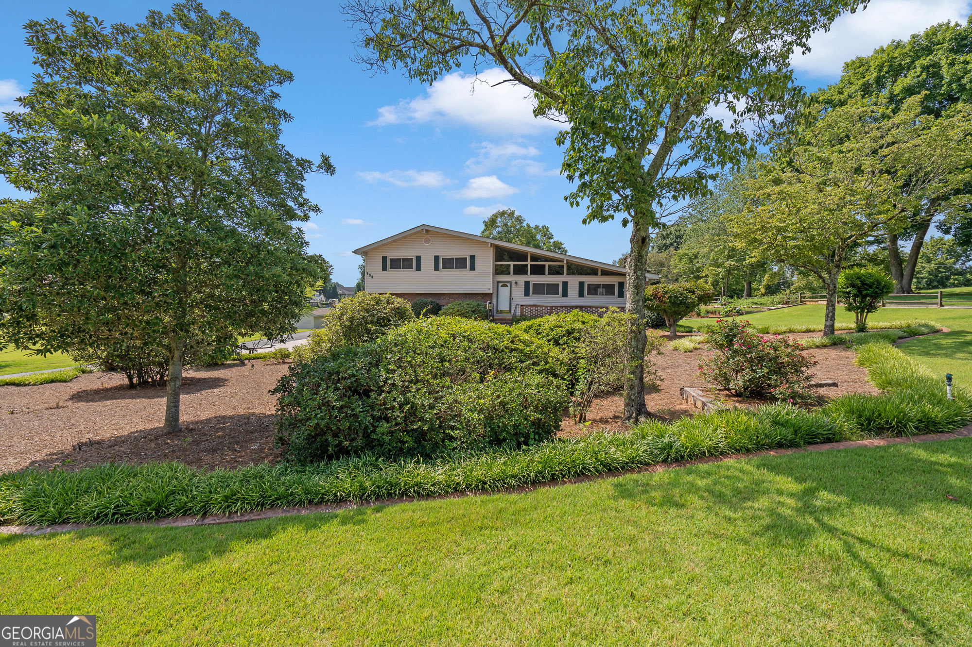 536 N Lakeshore DR