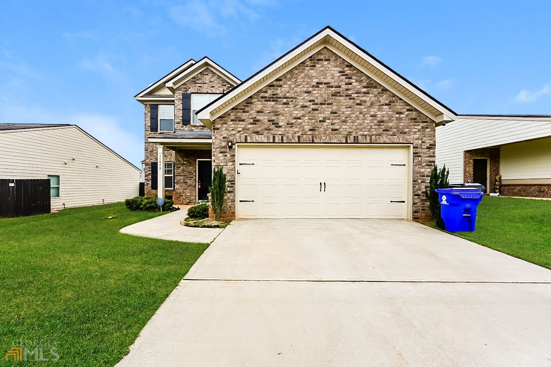 Newly renovated home in Hampton. Features all stainless kitchen appliances and granite countertops. Great wood-like laminate flooring throughout the common areas. Fully fenced rear yard!