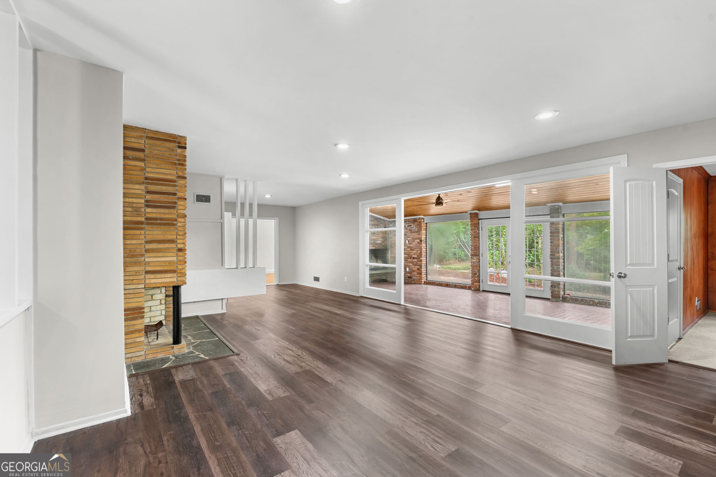 7 E Moore ST