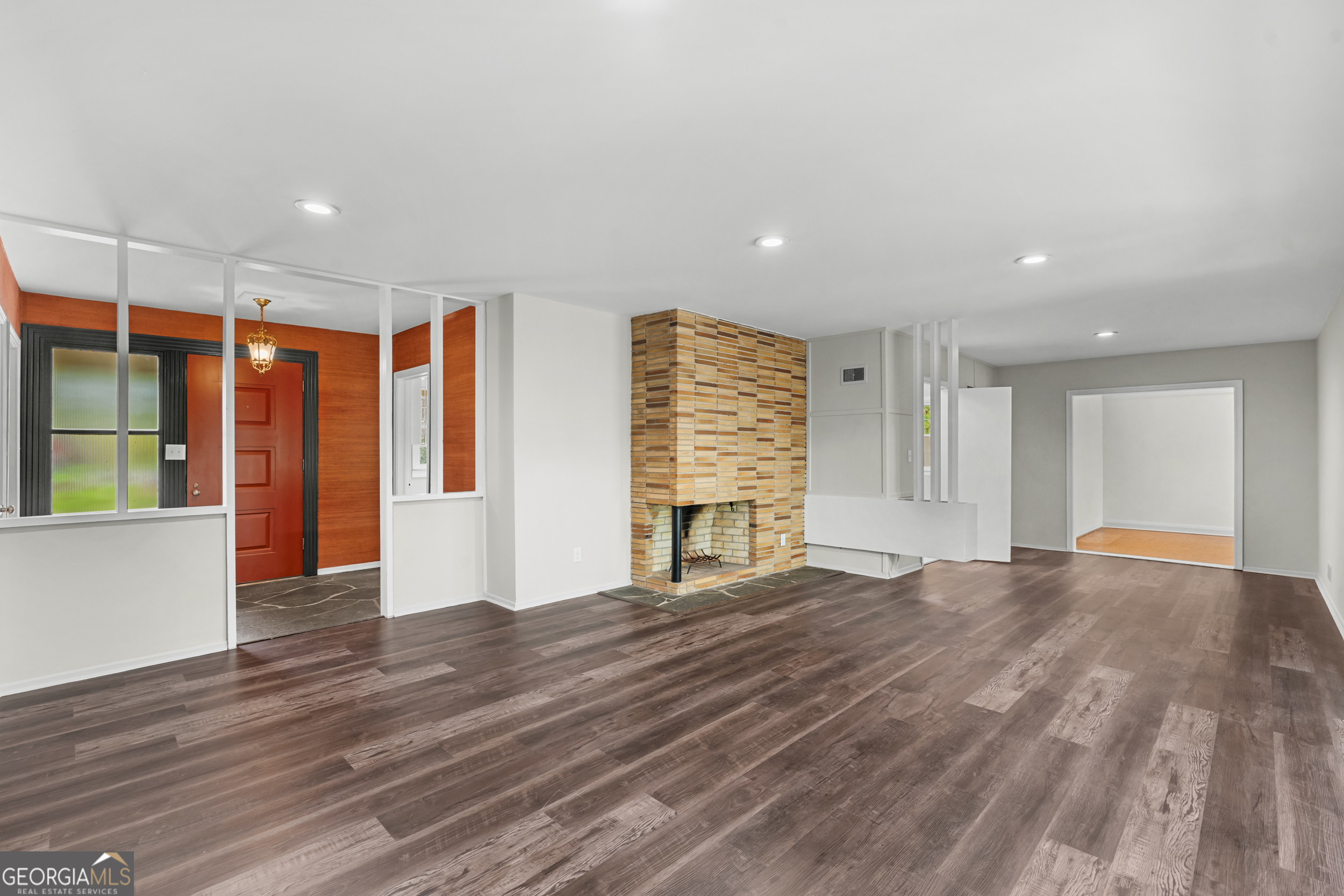 7 E Moore ST