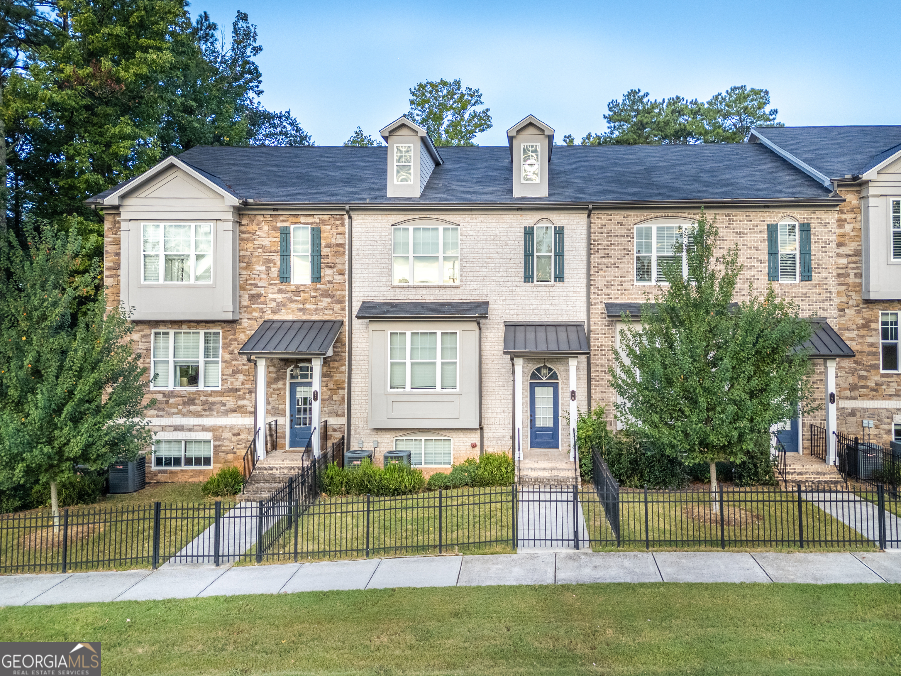 Modern Townhome in the Heart of Roswell! Just 5 years old, this 3-level, 3BR home offers open, bright living with hardwood floors, a dream kitchen (quartz counters, big island, upgraded appliances), and a private deck with nature views. Upstairs, the owner's suite feels like a retreat with a spa-style bath and sitting/office area. A secondary en-suite bedroom and full laundry add convenience. The terrace level includes a private bedroom + bath-perfect for guests, hobbies, or a home office. Enjoy a peaceful, low-density community while staying close to shopping, dining, North Point Mall, and easy GA-400 access. ? Modern style, space to spread out, and an unbeatable Roswell location! HOA has no rental cap; investors are welcome too!