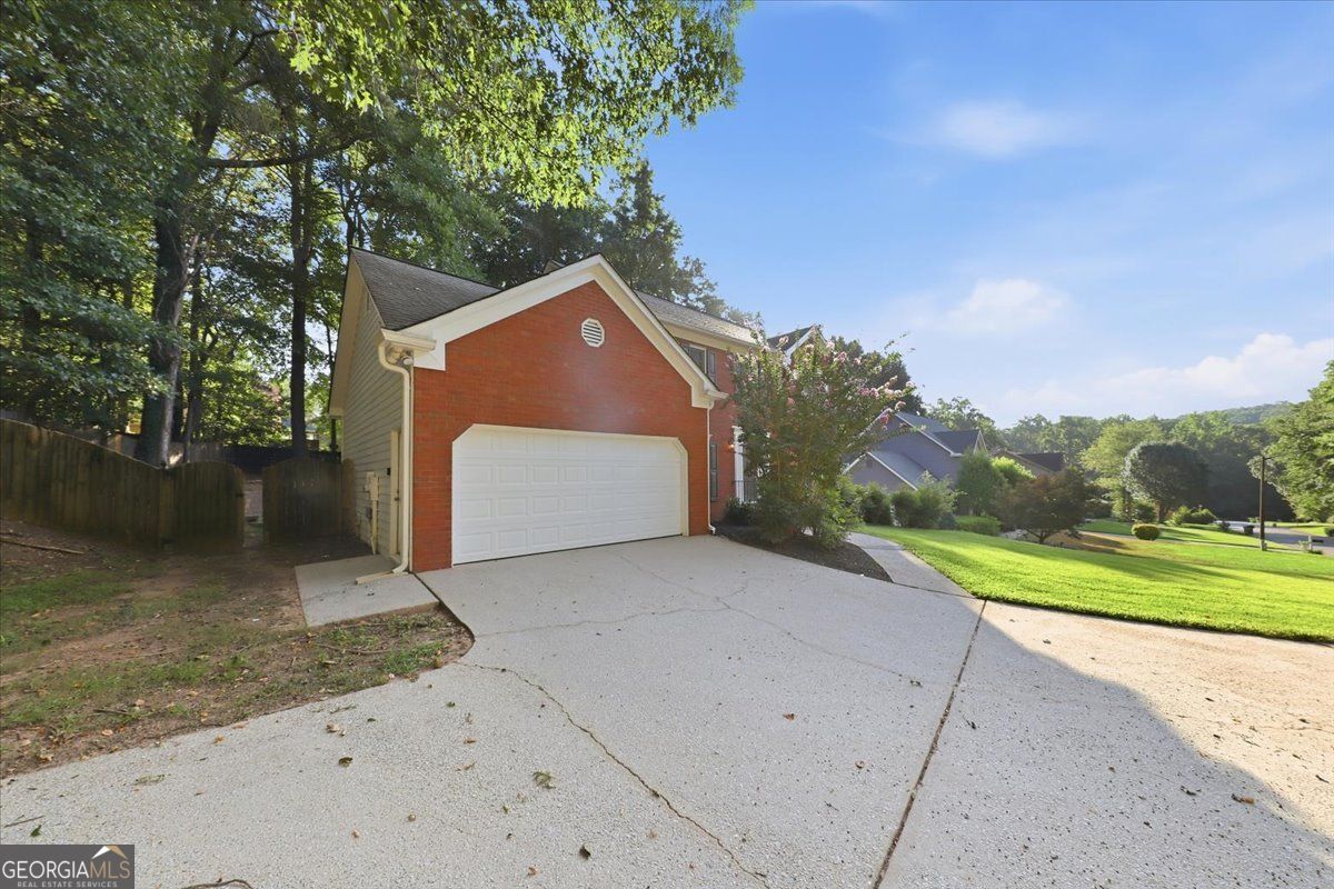 245 St Martins DR SE