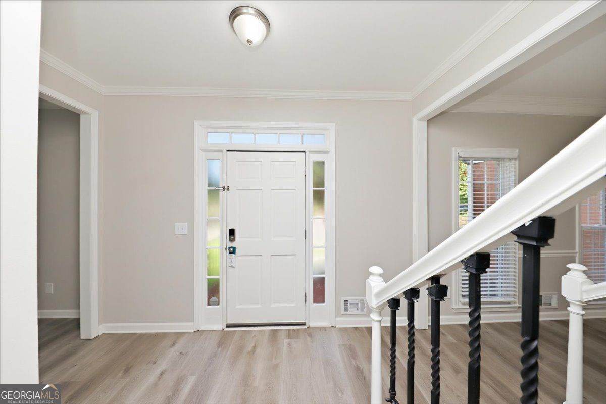 245 St Martins DR SE