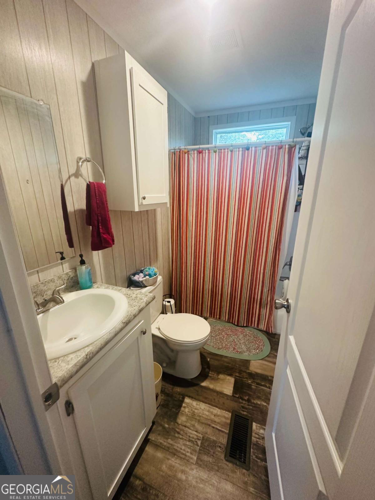 26 E Meadow LN
