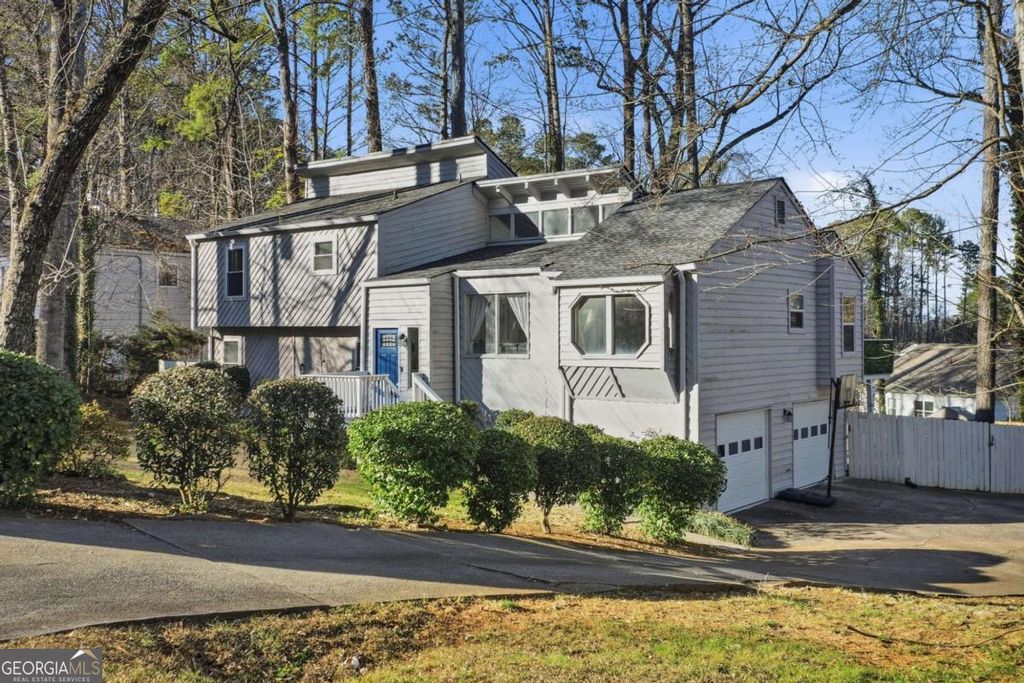 Photo of 3981 Lookout Point Drive, Marietta, GA 30066 (MLS # 10664264)