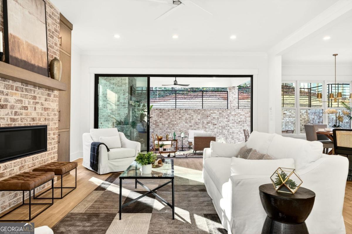 915 Amsterdam AVE NE