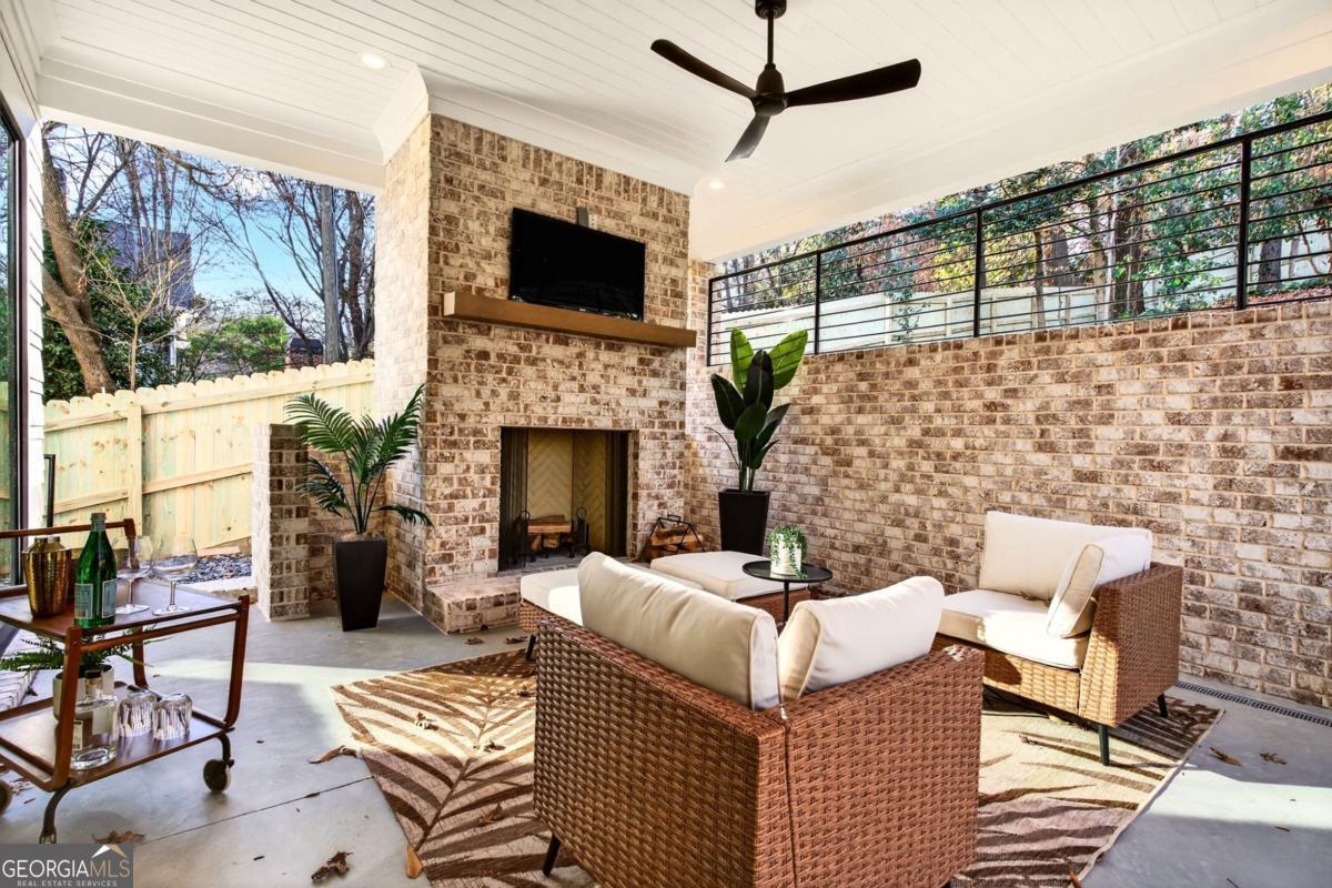 915 Amsterdam AVE NE