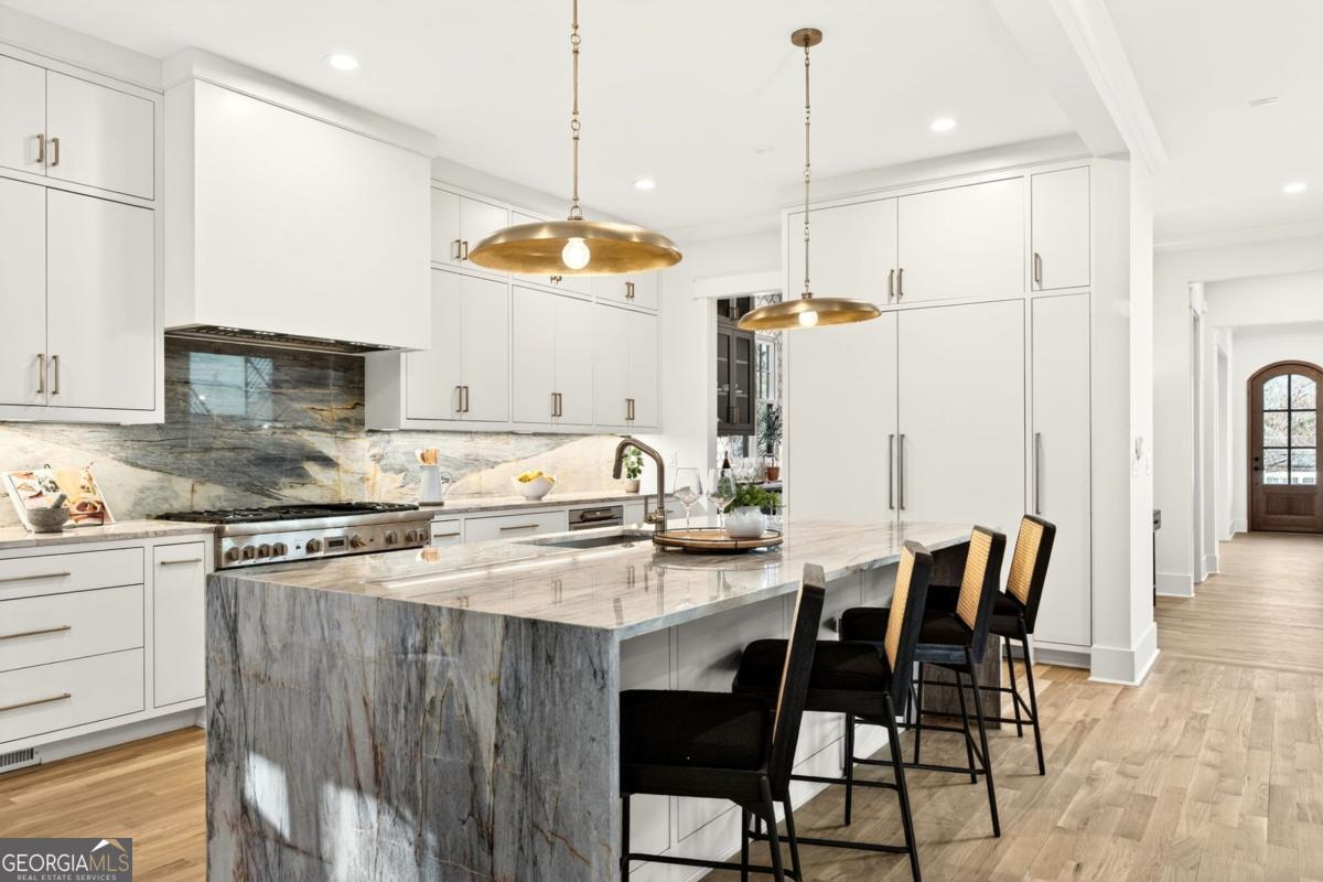 915 Amsterdam AVE NE