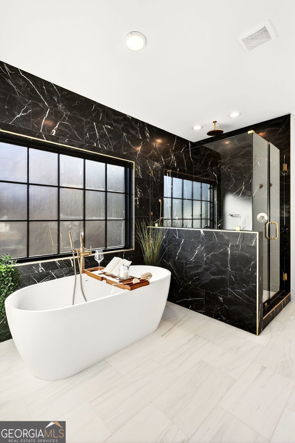 915 Amsterdam AVE NE