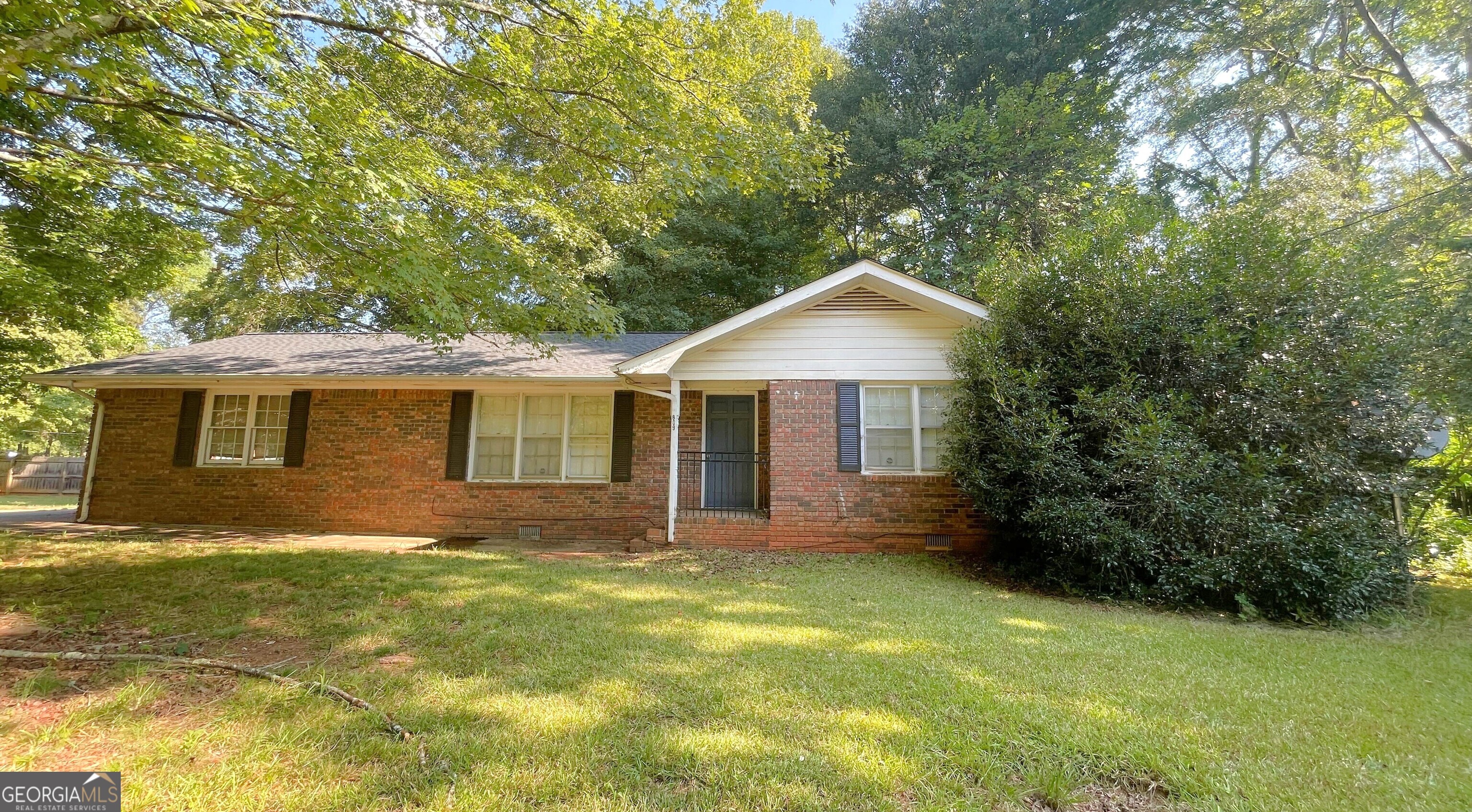 Spacious three bedroom two bath ranch style home. Large living room with eat in kitchen. One car carport with storage room off of carport. Brand new luxury vinyl flooring. Close to University of West Georgia.