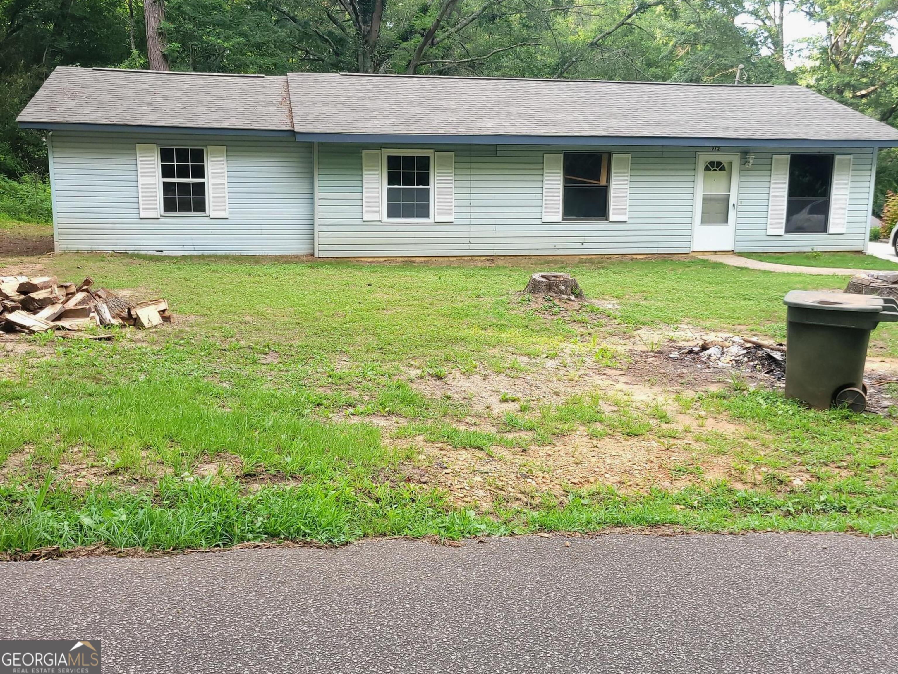 **Charming 3-Bedroom, 1-Bathroom Home with Bonus Room in Roanoke, Alabama** Nestled just minutes from downtown Roanoke, this delightful 3-bedroom, 1-bathroom home offers the perfect blend of comfort and convenience. Whether you're a first-time homebuyer or looking for a cozy retreat, this property has something for everyone. An added bonus room gives you the flexibility to create your ideal space-whether it be a home office, playroom, or even a small gym. Outside, you'll find a manageable yard with potential for outdoor activities or gardening. Don't miss out on this fantastic opportunity to own a home in the heart of Roanoke!