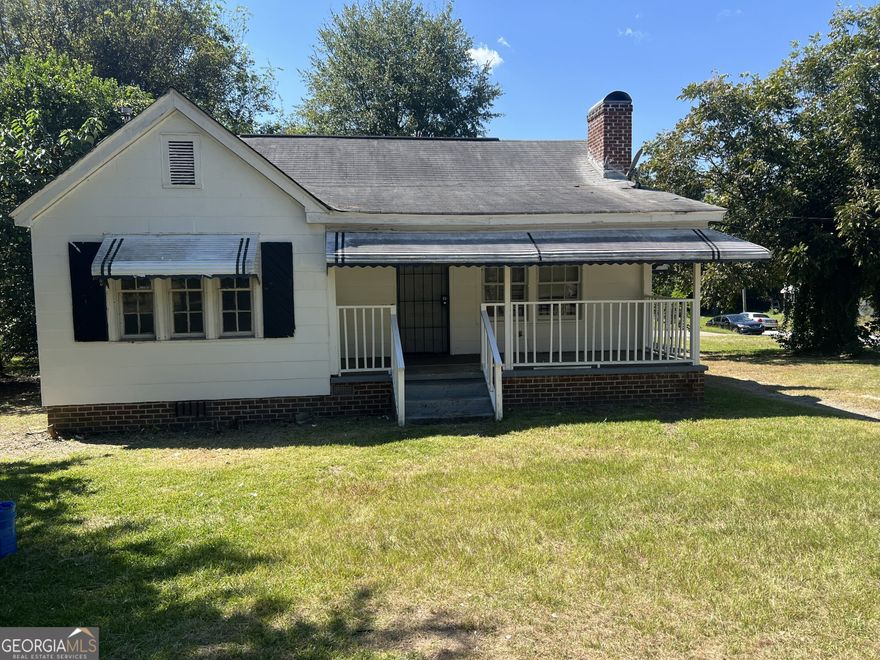 Come & Get It!!!!!!    3811 Lyons St is a 2 bedroom / 1 bath, corner lot house located minutes from I-75.  Close just in time to bring in 2026 with the keys to your home. The kitchen features french doors & checkered flooring.   A rear building can be used as storage for your belongings or an additional vehicle.  Property was rented for $800 a month.  Lots of attic space for additional storage.