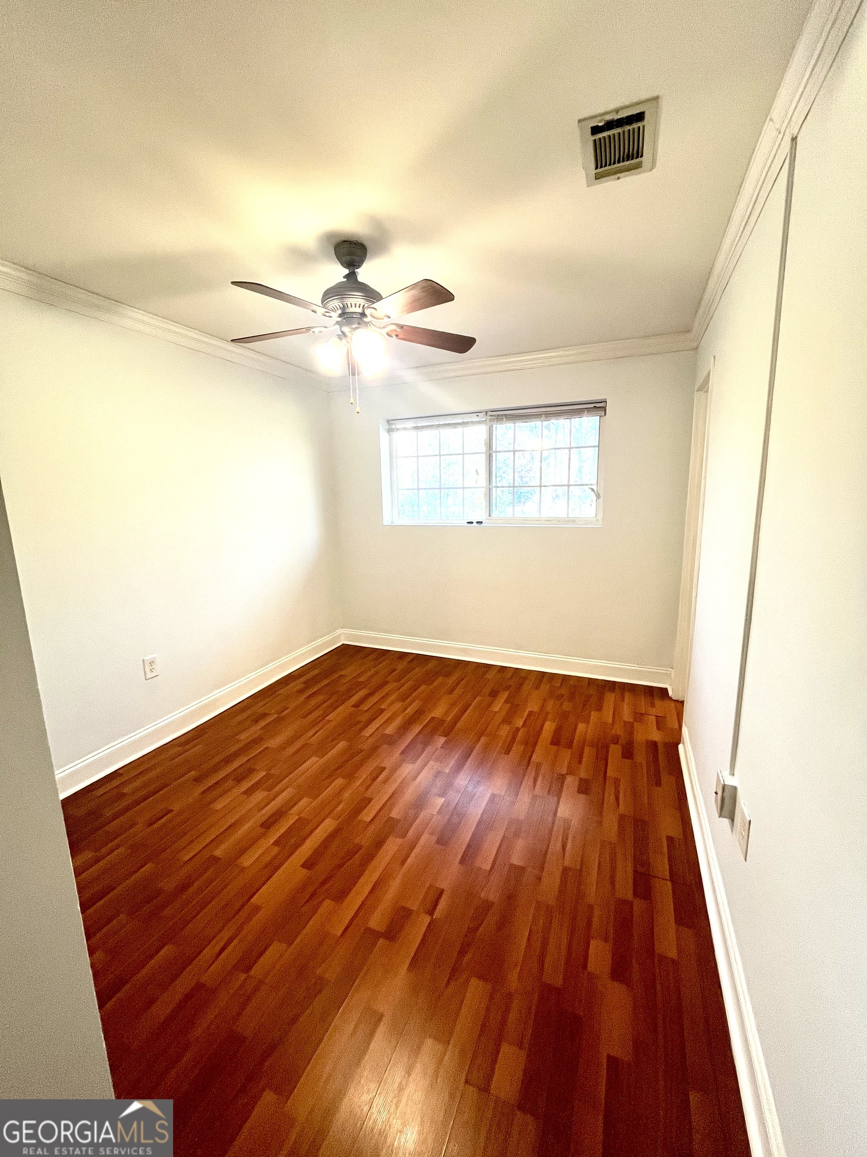 Welcome to your new home! This unique 1-bedroom, 1-bathroom apartment offers a spacious living area and bedroom, perfect for relaxing or working from home. The layout is comfortable and functional, ideal for individuals or couples. Prime Location: Located directly on the UGA bus route - perfect for students or university staff Close to shopping, dining, a beautiful state park, and UGA football games Easy access to all the excitement and convenience Athens has to offer