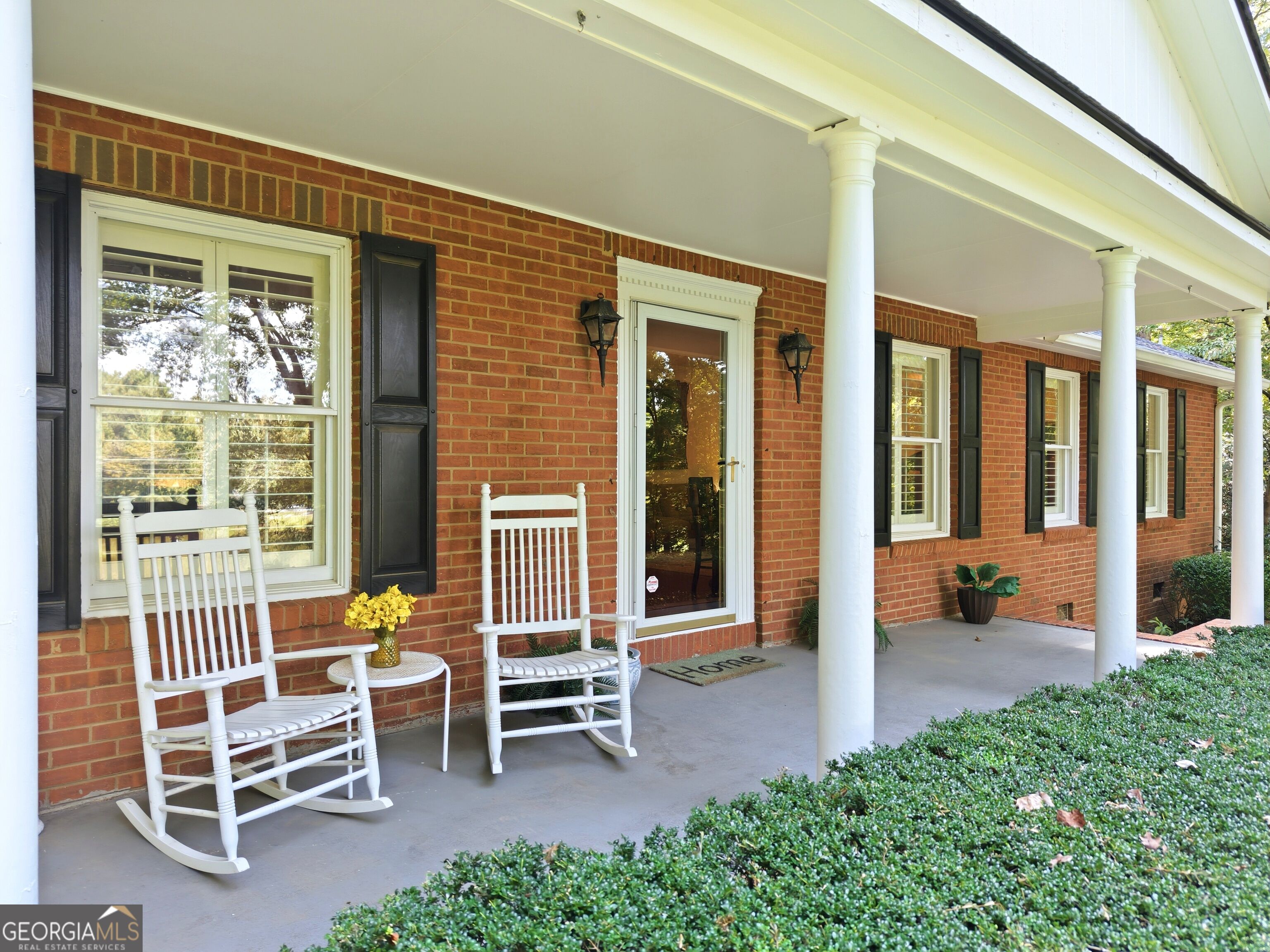 2306 E Cherokee DR